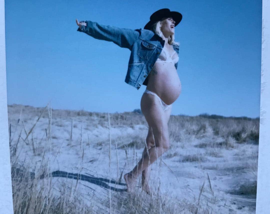 ベン・ワッツさんのインスタグラム写真 - (ベン・ワッツInstagram)「GAB X PREGNANT double exposure polarized at Gin beach montauk @xgabriela #polaroid #landcamera #195 #ginbeach #montaukdreaming #benwatts #shhhhh」3月20日 5時37分 - wattsupphoto