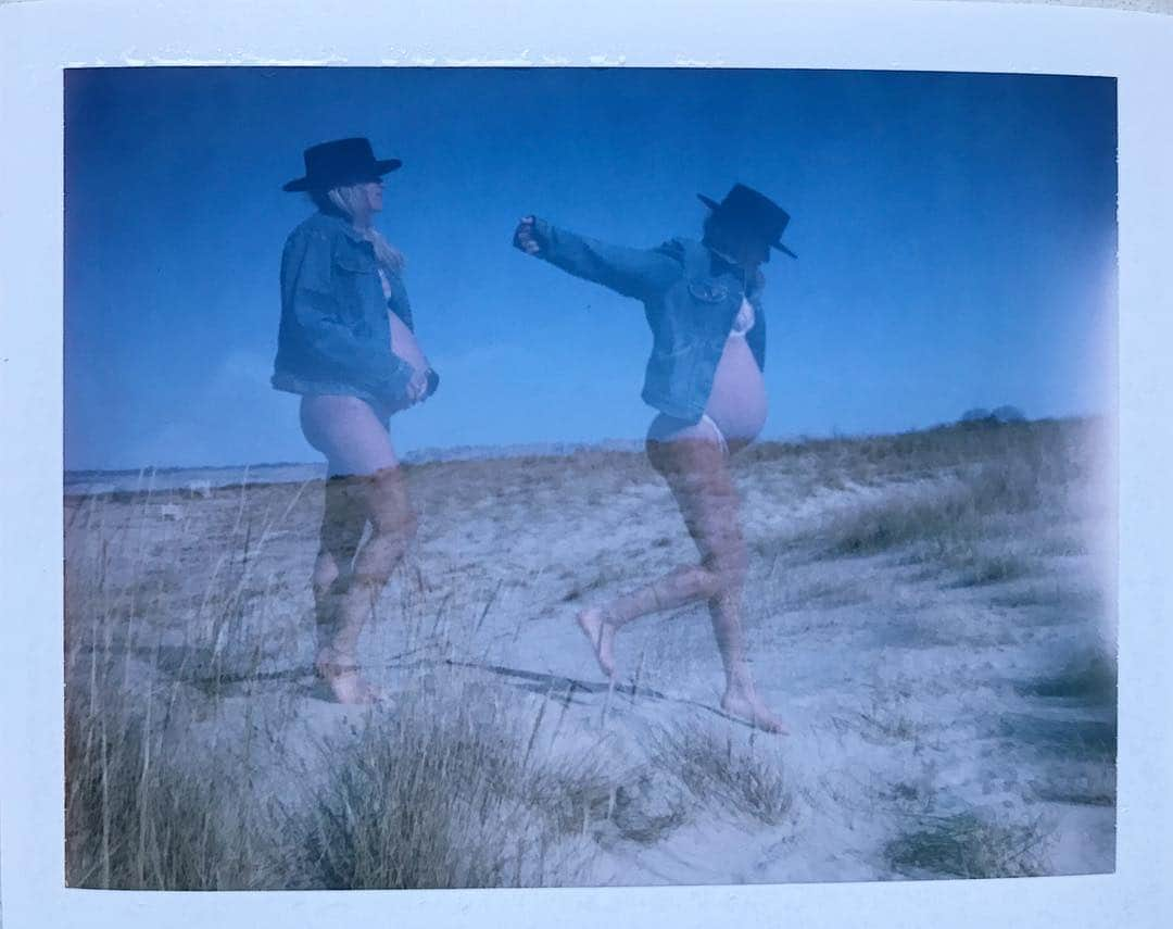 ベン・ワッツさんのインスタグラム写真 - (ベン・ワッツInstagram)「GAB X PREGNANT double exposure polarized at Gin beach montauk @xgabriela #polaroid #landcamera #195 #ginbeach #montaukdreaming #benwatts #shhhhh」3月20日 5時37分 - wattsupphoto