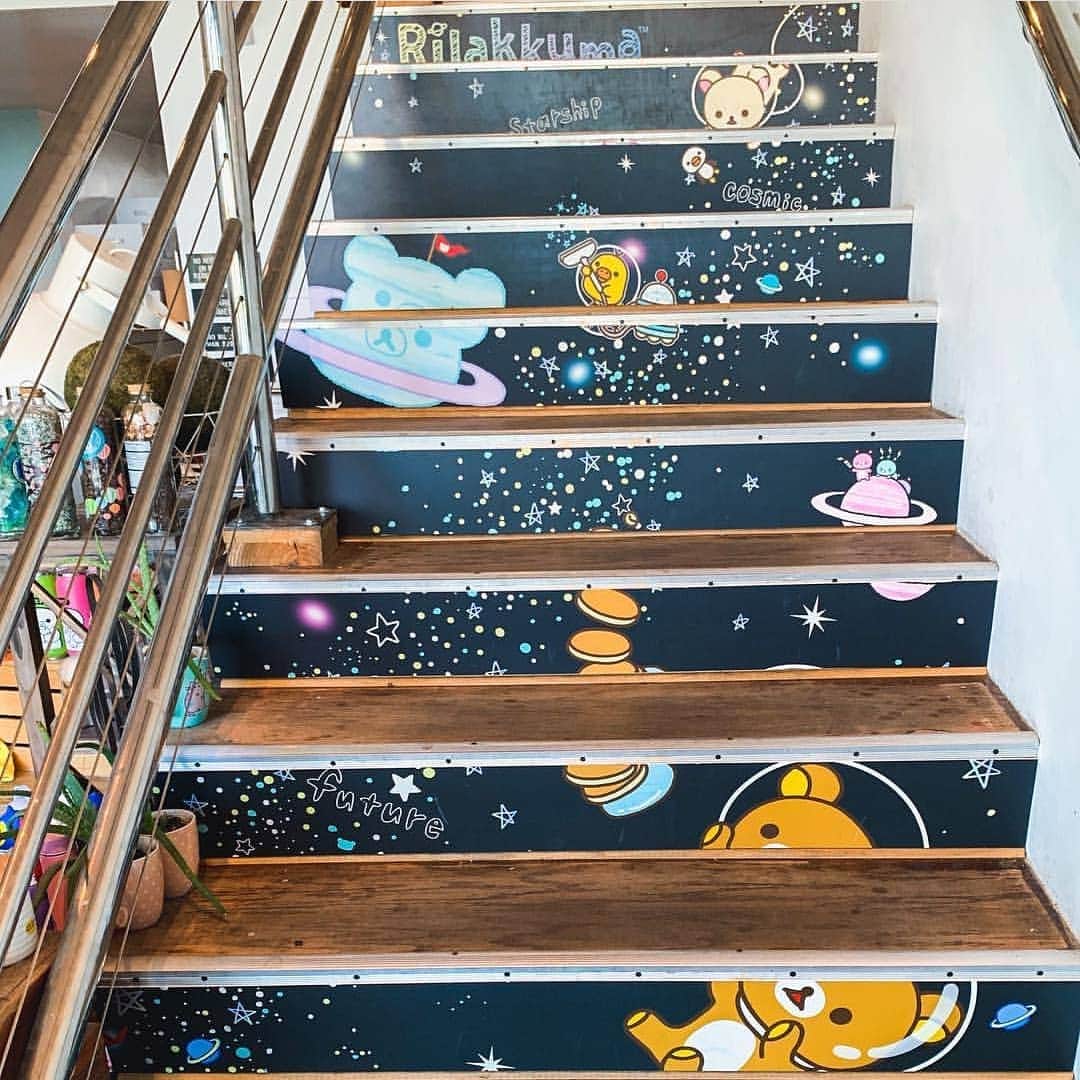 Rilakkuma US（リラックマ）さんのインスタグラム写真 - (Rilakkuma US（リラックマ）Instagram)「A stairway to space or a stairway to Rilakkuma heaven? Both sound great! This cute pic was taken at @roasting_water by @littlesprouttt! . . . #Rilakkumaus #rilakkuma #sanx #kawaii #happy #stairs #homedeco #boba #teashop #リラックマ #サンエックス」3月20日 5時42分 - rilakkumaus