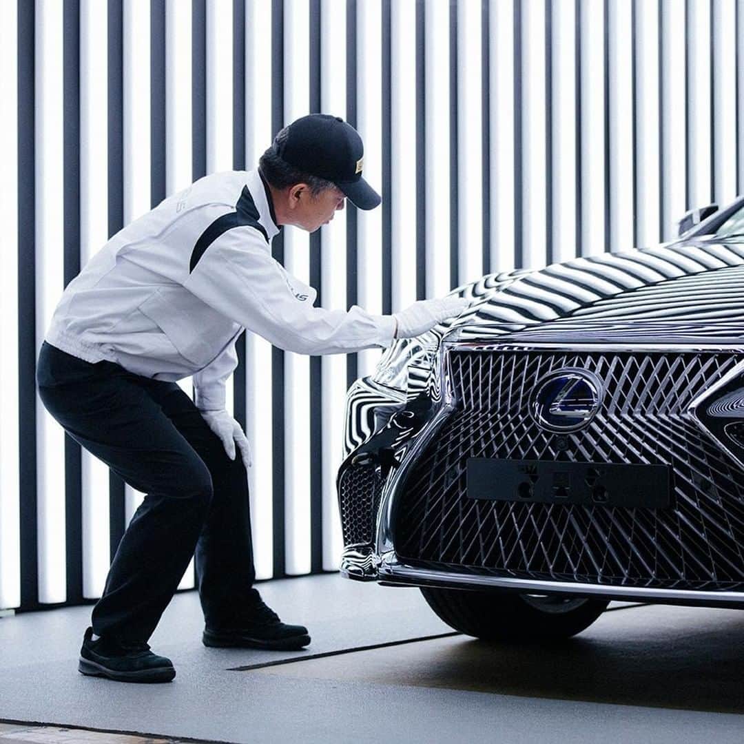 Lexus USAのインスタグラム：「In Japan, master craftsmen are called Takumi. Devoting 60,000 hours to their craft, developing almost superhuman abilities. Watch the world’s first 60,000 hour documentary on this uniquely Japanese philosophy. Link in bio. #LexusCraft #TakumiDoc #Takumi」