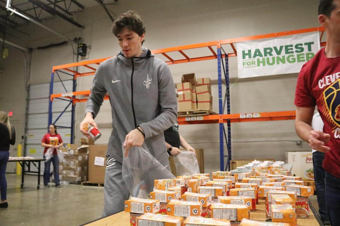 キャブスさんのインスタグラム写真 - (キャブスInstagram)「As part of this week’s Harvest for Hunger campaign, we’re teaming up with #TrustedSec volunteers to help pack food for Cleveland’s deserving families at @clefoodbank!  In the spirit of friendly competition, we’ve split up into teams led by Captain @cediosman and Captain @realtristan13 to see who can sort and pack the most 🏁  #CavsCare」3月20日 5時55分 - cavs