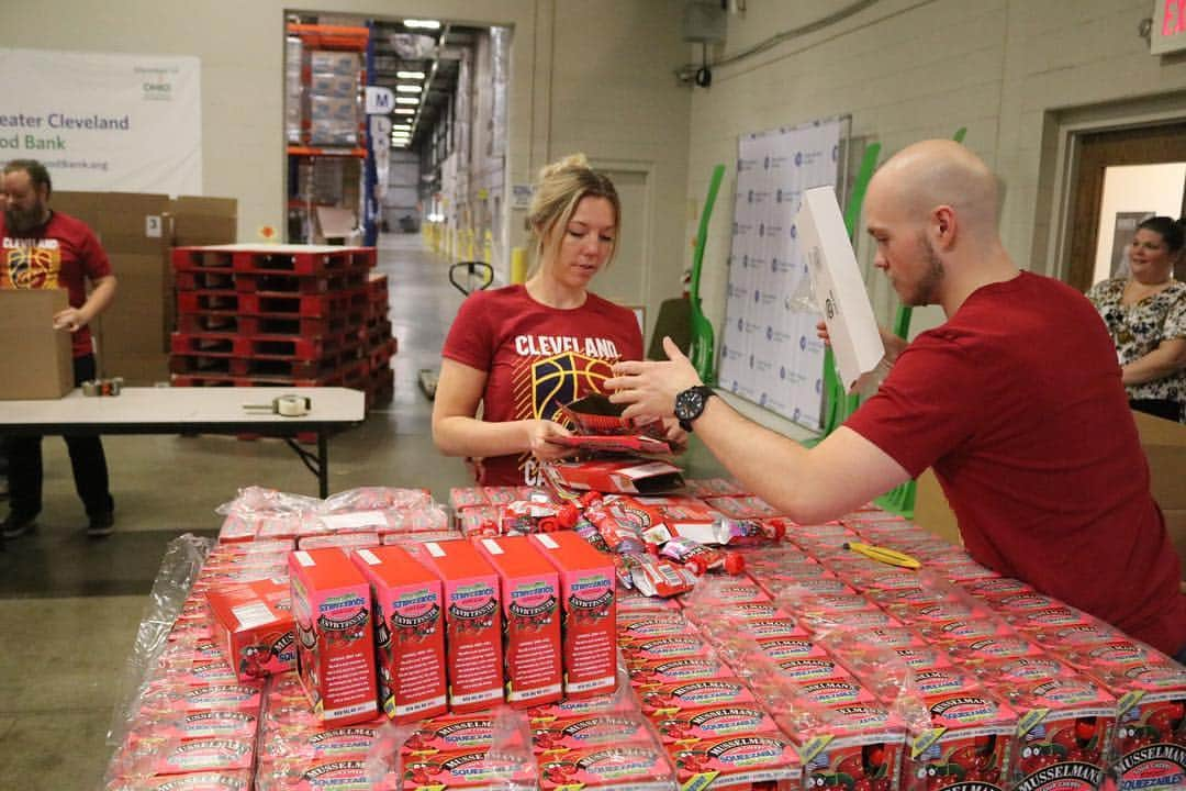 キャブスさんのインスタグラム写真 - (キャブスInstagram)「As part of this week’s Harvest for Hunger campaign, we’re teaming up with #TrustedSec volunteers to help pack food for Cleveland’s deserving families at @clefoodbank!  In the spirit of friendly competition, we’ve split up into teams led by Captain @cediosman and Captain @realtristan13 to see who can sort and pack the most 🏁  #CavsCare」3月20日 5時55分 - cavs