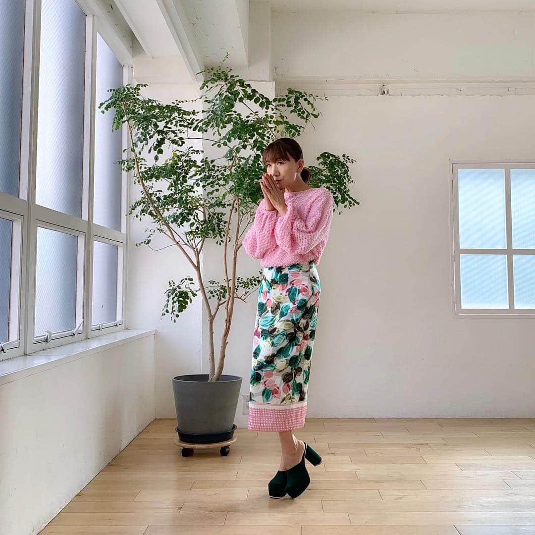 藤原美智子さんのインスタグラム写真 - (藤原美智子Instagram)「昨日は #美ST 6月号の #取材 を。  4月17日発売の号なので、「この頃は東京も #桜 が満開かなぁ」と思いながら #コーディネート を考えていたら、ピンク×ピンクの装いに🌸  トップスは最近のお気に入り、スカートは一昨年のお気に入り💓グリーン色の #ミュール で引き締め🍃  #ドロワー #HELIOPOLE  #桜色 #桜色コーデ #ファッションコーデ #藤原美智子 #fujiwaramichiko #ladonna #michikolife」3月20日 5時49分 - michiko.life