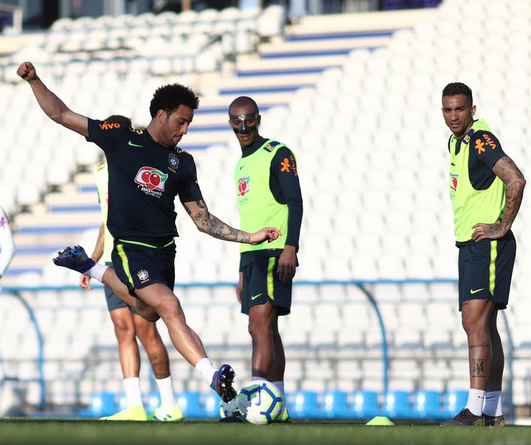 サッカー ブラジル代表チームさんのインスタグラム写真 - (サッカー ブラジル代表チームInstagram)「Mais um dia de #SeleçãoBrasileira no gramado em Portugal. Bora trabalhar, galera! 💪⚽🇧🇷 Fotos: Lucas Figueiredo/CBF」3月20日 5時50分 - cbf_futebol