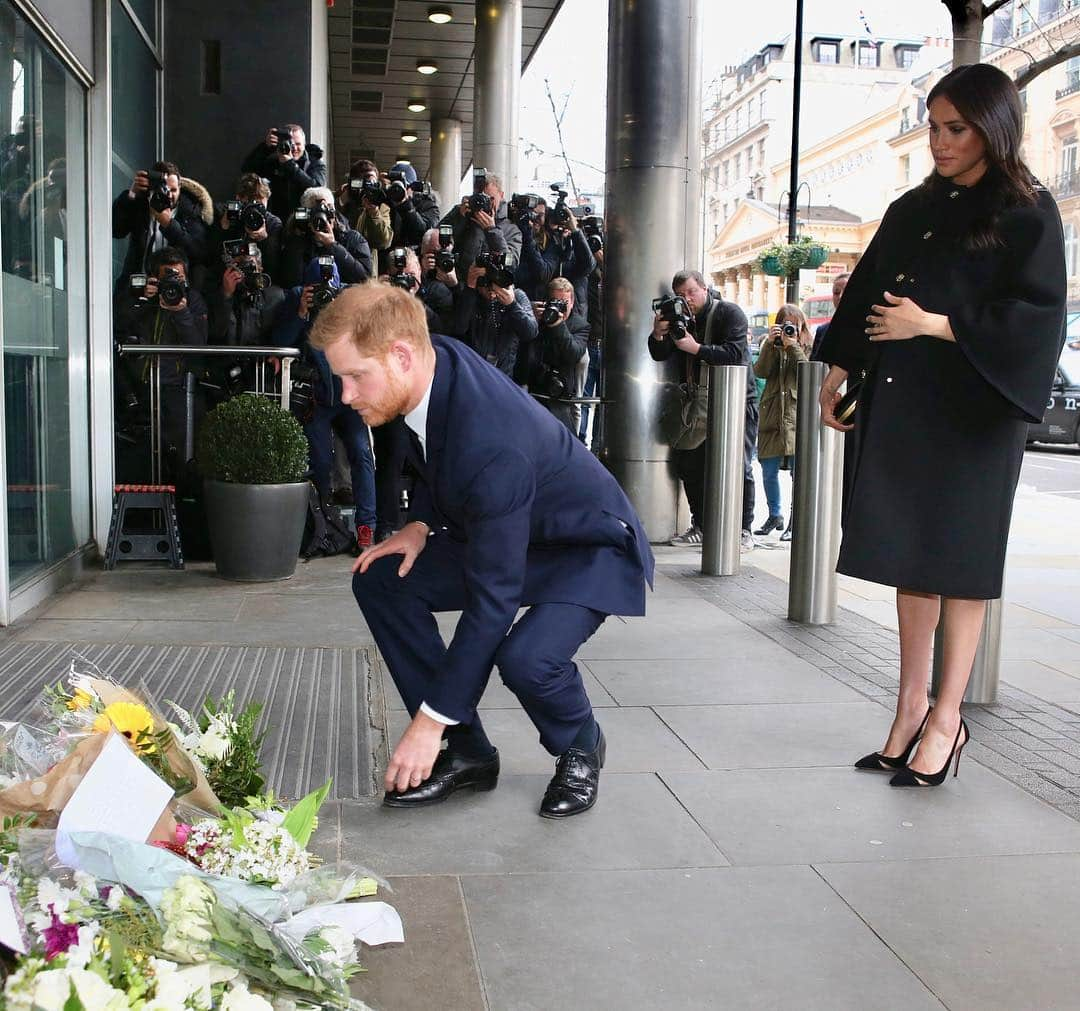 ロイヤル・ファミリーさんのインスタグラム写真 - (ロイヤル・ファミリーInstagram)「The Duke and Duchess of Sussex visited New Zealand House in London today to sign the Book of Condolence which was opened following the terrorist attacks in Christchurch.  Their Royal Highnesses visited New Zealand last October.  More from @kensingtonroyal.」3月20日 5時58分 - theroyalfamily