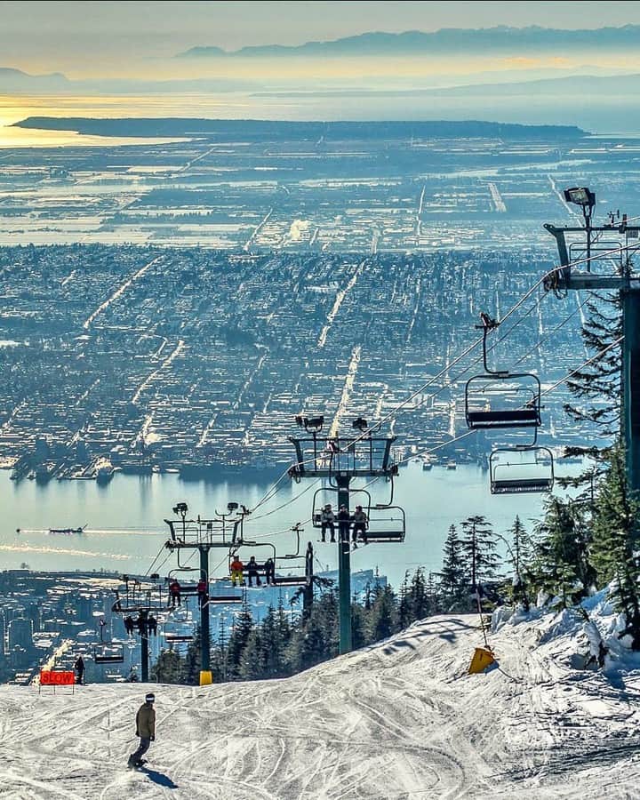 バンクーバー観光局- Tourism Vancouverさんのインスタグラム写真 - (バンクーバー観光局- Tourism VancouverInstagram)「バンクーバーのダウンタウンから気軽にアクセスできるグラウスマウンテンでは、毎年4月頃までスキーやスノーボードが楽しめます。山の頂上から見る景色も素晴らしいです。 📷 : @annbadjura(Instagram) . . . #カナダ #バンクーバー #Vancouver #旅 #旅行 #女子旅 #旅好き #一人旅 #海外旅行 #トラベル #旅女子 #旅行好きな人と繋がりたい #旅好きな人と繋がりたい #旅行好き #旅行大好き #旅行行きたい #旅に出たい #海外 #旅の記録 #旅の思い出 #旅行記 #旅したくなるフォト #マイトリップ #マイトリ #retrip_global #風景 #世界一周 #ダレカニミセタイケシキ #グラウスマウンテン #ゲレンデ」3月20日 6時00分 - vancouvertabi