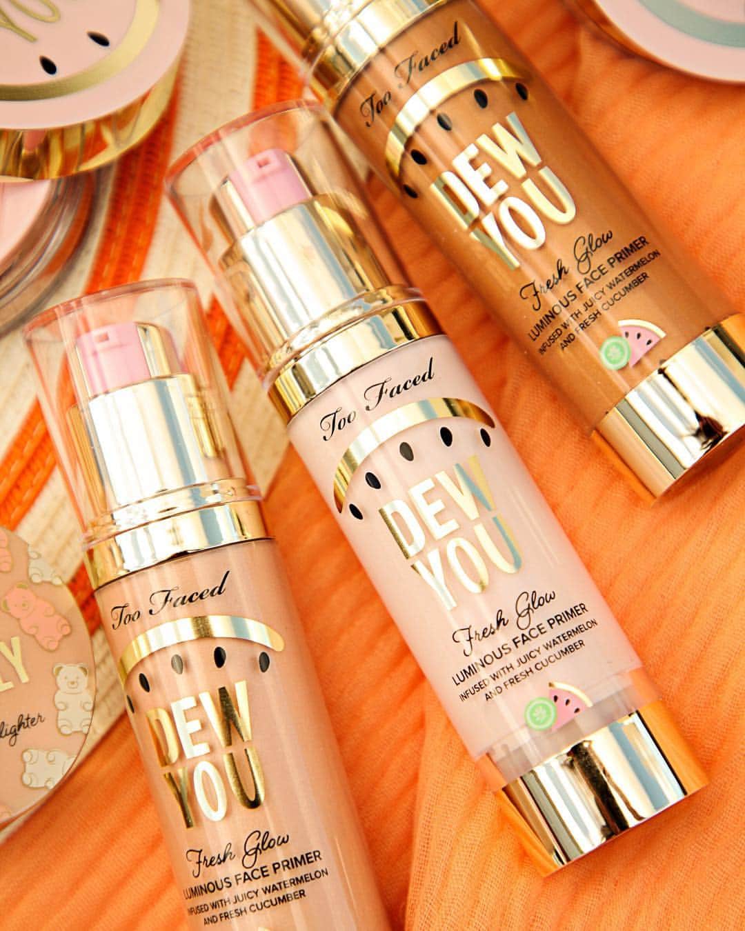 Too Facedさんのインスタグラム写真 - (Too FacedInstagram)「Give your skin a BOOST of soft-focus luminosity! ✨ Create a RADIANT glow with our NEW Dew You Primer, available in 3 shades! #toofacedtutti #toofaced」3月20日 6時01分 - toofaced