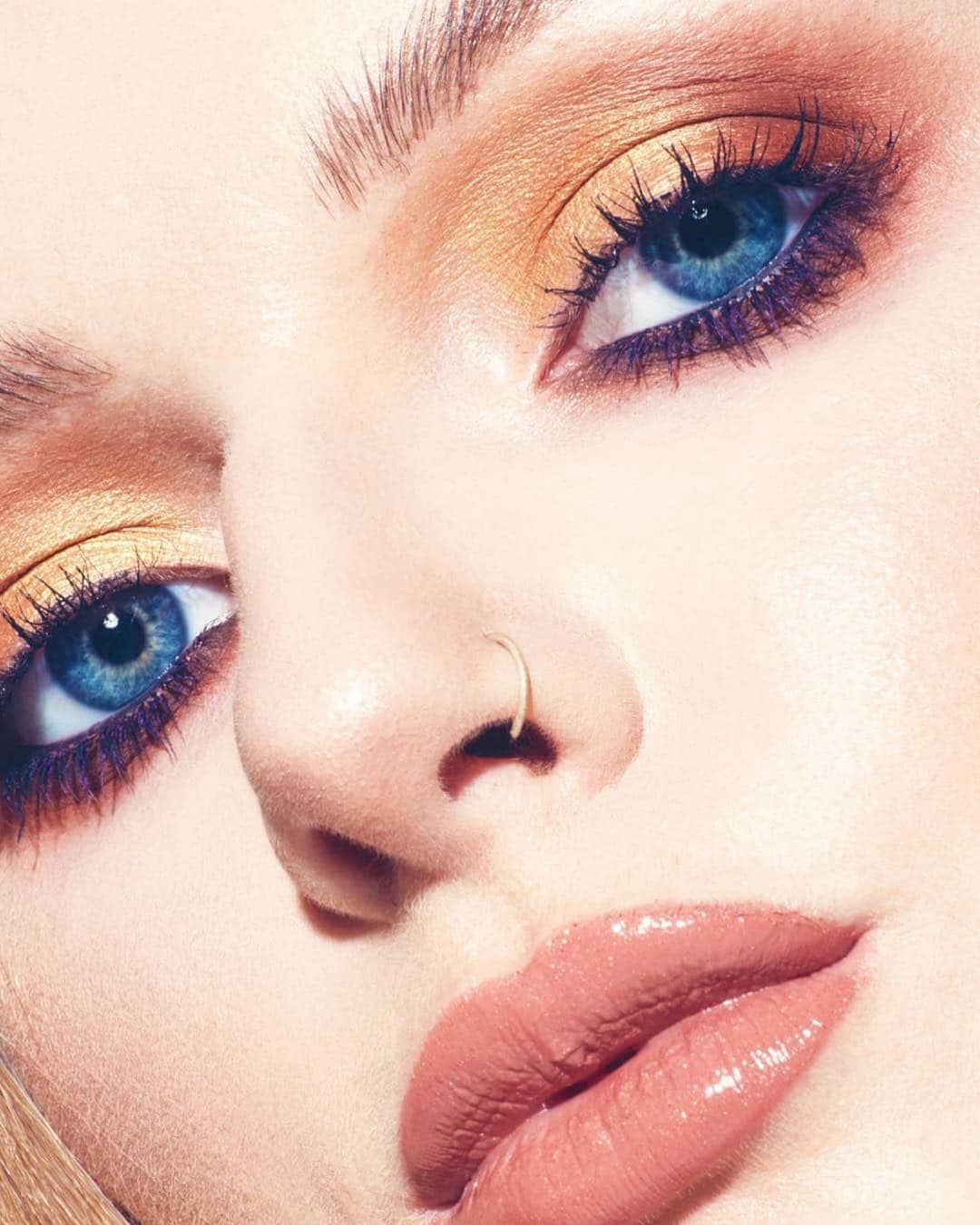 Smashboxのインスタグラム：「These golden lids and pool of blue eyes make us want to dive in 🌊🏊‍♀️⁣ ⠀⠀⠀⠀⠀⠀⠀⠀⠀⁣ ⁣ @rachelcrowemakeup of @feelunique wears:⁣ ✨ L.A. Cover Shot Eyeshadow Palette: Drop Top & There's Valet⁣ ✨ Always Sharp Nude Medium lip liner⁣ ✨ Safe Word lipstick & Actors Gild gloss ⁣ #regram @smashboxcosmeticsuk」