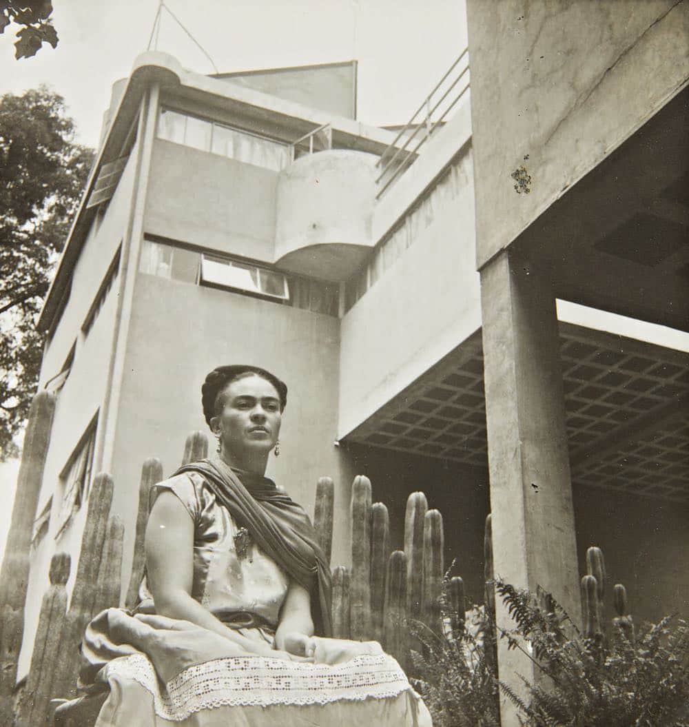 サザビーズさんのインスタグラム写真 - (サザビーズInstagram)「Nickolas Muray, a prolific photographer for magazines such as @vanityfair and @harpersbazaarus, was introduced to #DiegoRivera and #FridaKahlo in the early 1930’s, and Kahlo and Muray immediately began a decade-long love affair. This group of rare, vintage prints in our 5 April Photographs auction, provides a unique glimpse into the social circle of Nickolas Muray and Frida Kahlo, showing dinner parties, trips to the countryside, and images of Kahlo’s home. Browse the complete 78-image photographic album when our exhibition opens to the public on 29 March in #NYC. #SothebysPhotographs」3月20日 6時10分 - sothebys