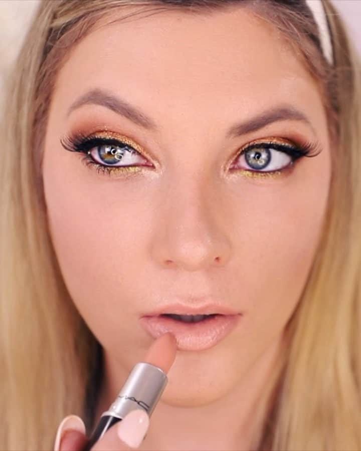 Elle Fowlerのインスタグラム：「People requested the eye look in my last video - here it is! -  @toofaced Pineapple Palette #toofaced #toofacedtutti @nyxcosmetics Epic Ink Liner #epicinkliner @toofaced Better Than Sex Mascara #betterthansex @lauragellerbeauty Pout Perfection Lip Liner in Nude #GellerGorgeous @maccosmetics Creme D’Nude Lipstick #maccosmetics -  #makeupvideoss #makeuptutorialsx0x #makegirlz #dailygirlsfeed #glamvids #make4glam #makeuplover #makeupjunkie #slave2beauty #makeupvideos #hairmakeupdiary #wakeupandmakeup #ellefowler」