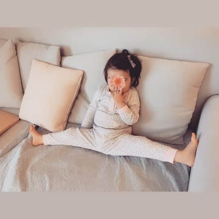 MEGのインスタグラム：「産後２年経って、謎の腰痛... 治るまで１週間。立てなくなるかと思った。。にわかに運動を開始。 #２歳児は体が柔らかいのぅ」