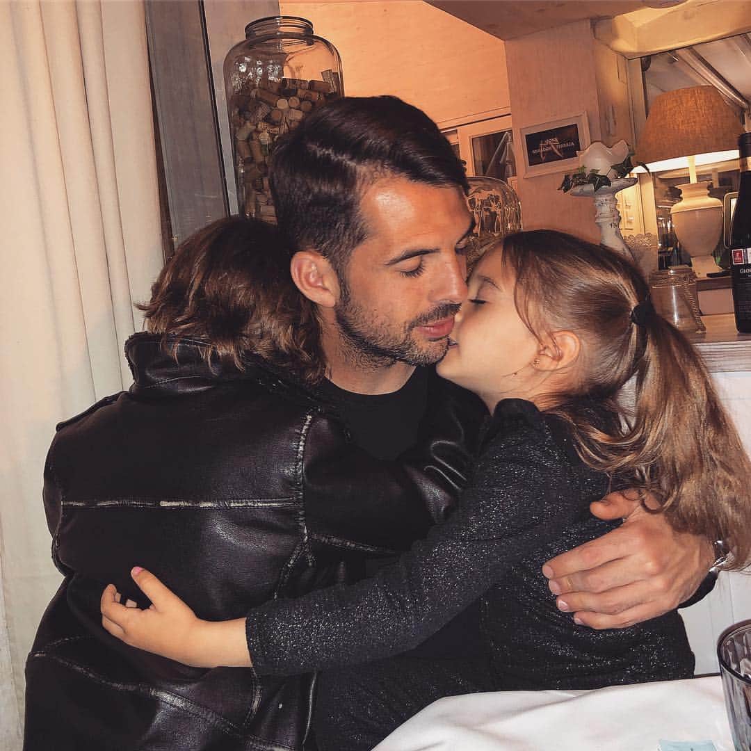 ビクトル・サンチェス・マタのインスタグラム：「Acabando el día de la mejor forma!!❤️❤️ #diadelpadre 👨‍👧‍👦」