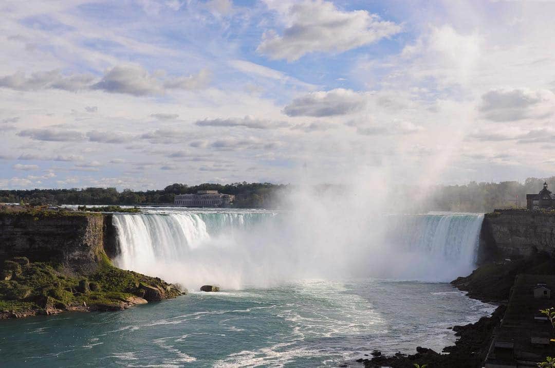 TED Talksのインスタグラム：「Let’s talk about clouds because why not! This type of cloud is called Cataractagenitus, which is a combination of the Latin ‘cataracta,’ meaning waterfall, and ‘genitus,’ meaning generated. It’s a special cloud induced by the rising spray of large waterfalls. The World Meteorological Organization uses the term “special cloud” to describe formations that may form or grow as a result of localized activity such as a waterfall or wildfire. Dreamy, right? It’s about to be cloud-watching weather, so visit go.ted.com/cloudappreciation to learn more about the different formations you could see!  Photo courtesy of WMO International Cloud Atlas and Yves Courtel.」