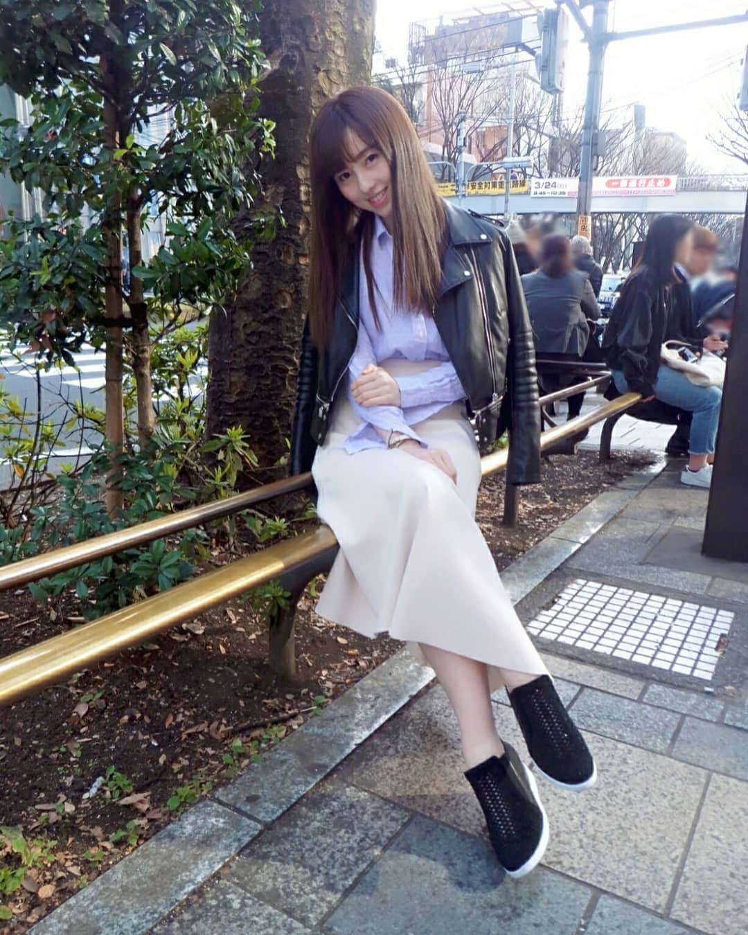 早川愛さんのインスタグラム写真 - (早川愛Instagram)「花粉症デビュー疑惑...涙 ・  展示会でオーダーしていたスカートと デオーチョアデオーチョ  @de_ocho_a_de_ocho のインヒールスニーカーをはきました♡♡♡ ・  低反発だから歩きやすくてインヒールだから足長効果っ...♡♡♡ ・ ・ ・  スニーカー  #deochoadeocho #デオーチョアデオーチョ #shoes #PR スカート @milaowen_official ライダース @zara トップス @uniqlo」3月20日 6時15分 - megumegu_1006