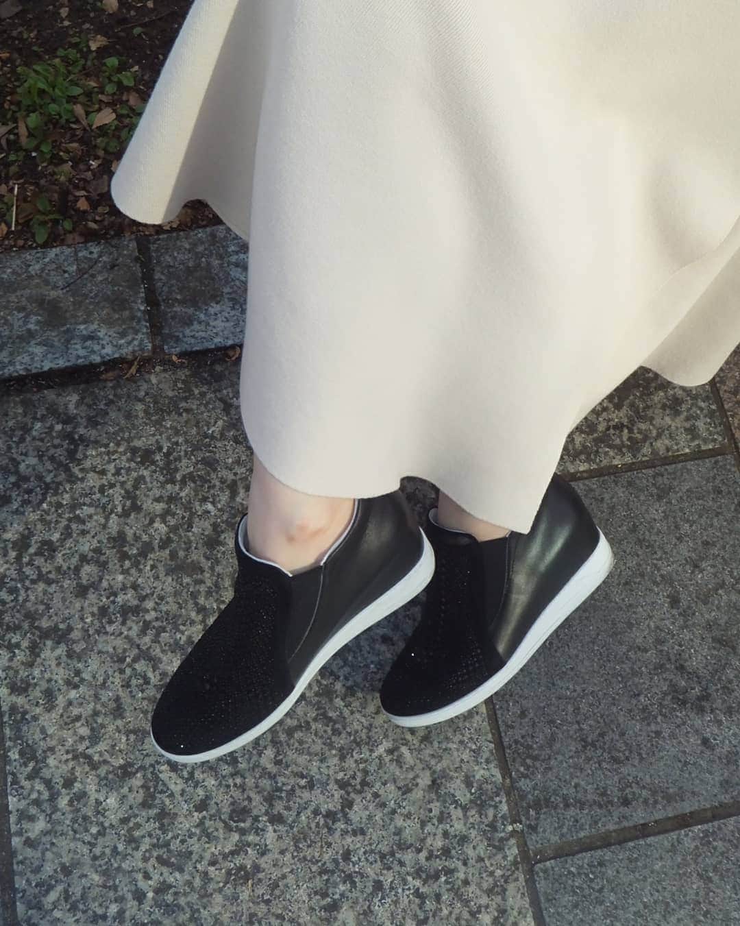 早川愛さんのインスタグラム写真 - (早川愛Instagram)「花粉症デビュー疑惑...涙 ・  展示会でオーダーしていたスカートと デオーチョアデオーチョ  @de_ocho_a_de_ocho のインヒールスニーカーをはきました♡♡♡ ・  低反発だから歩きやすくてインヒールだから足長効果っ...♡♡♡ ・ ・ ・  スニーカー  #deochoadeocho #デオーチョアデオーチョ #shoes #PR スカート @milaowen_official ライダース @zara トップス @uniqlo」3月20日 6時15分 - megumegu_1006