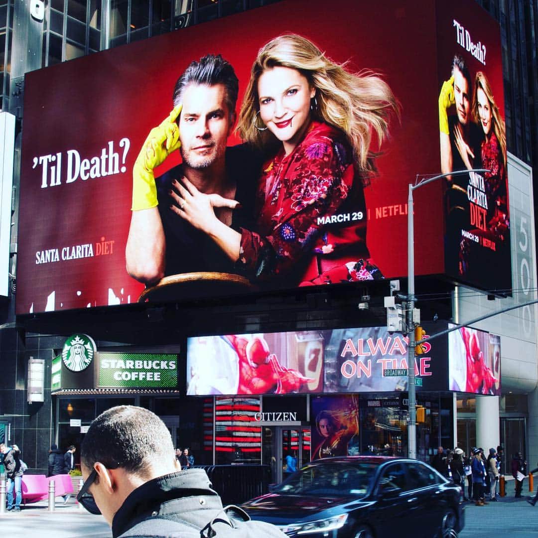 ドリュー・バリモアさんのインスタグラム写真 - (ドリュー・バリモアInstagram)「We’re in Times Square! @netflix @santaclaritadiet it’s about to go off.  March 29th release date!! #whatifforeverwasactuallyforever?」3月20日 6時30分 - drewbarrymore