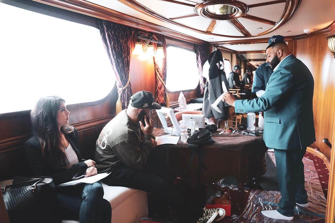 DJキャレドさんのインスタグラム写真 - (DJキャレドInstagram)「Meetings on the YACHT at this moment I jus got done saying keep all dinosaurs 🦖ideas away from all of us .  FATHER OF ASAHD ITS COMING ITS CLOSE ITS NEAR ! MAY 2019」3月20日 6時31分 - djkhaled