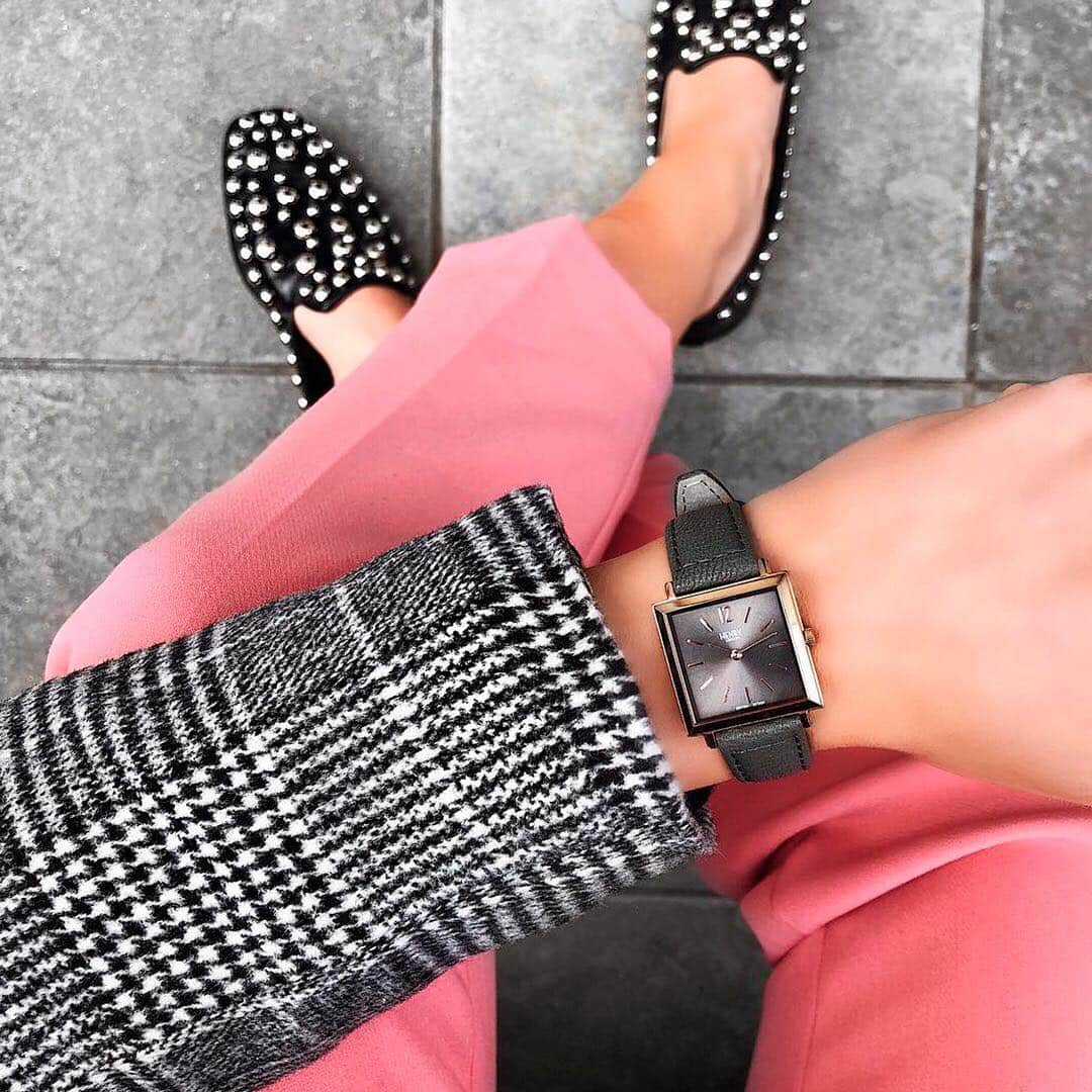 Henry London Official page of Britishさんのインスタグラム写真 - (Henry London Official page of BritishInstagram)「Our Heritage Square in slate grey as worn by @lydiajanetomlinson. Enjoy 20% off when you use code MUM20. . . . #henrylondon #henrywatches #womenswatches  #mothersday #mothersdaygifts #mothersday2019 #mothersdayideas #mothersdaygiveaway #personalisation #rosegoldeverything #mum #giftsforher #watchphotography #rosegold #loveyourmum #everydayluxury #gift #giftsforwomen #loveher #watchlover #indulge #watches #mumsarethebest  #giftsformum #BFFgoals #squarewatch #greywatch #leatherstrap #ootd #pink」3月20日 6時27分 - henrywatches