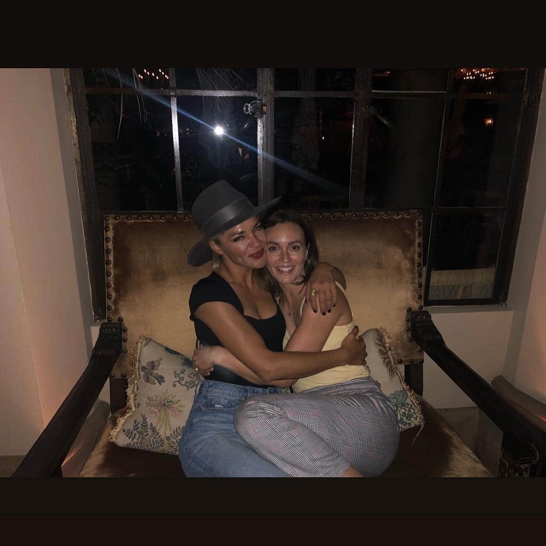 ジェシカ・ゾアのインスタグラム：「This amazing lady plays with us on @theorville this Thursday (on Fox 9/8c) Tune in if you know what’s good for you:) @itsmeleighton I love you & working with you... always have always will! 🍯🙌🏼💫🖤💙🍯🙌🏼💫」