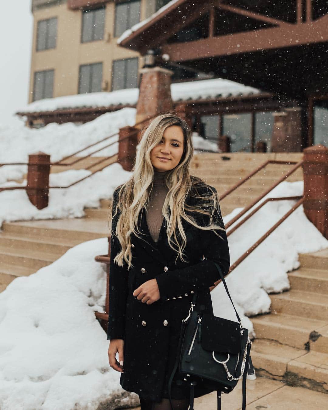 サシャ・カリスのインスタグラム：「Last night out in the mountains ❄️🏔 Look by @lulus ✨ . . . 📸 @natthayabeattyphotography #parkcity #utah #snowphotography #ootd #fashionblogger #travelblogger #travelphotography #lovelulus #lulusambassador」