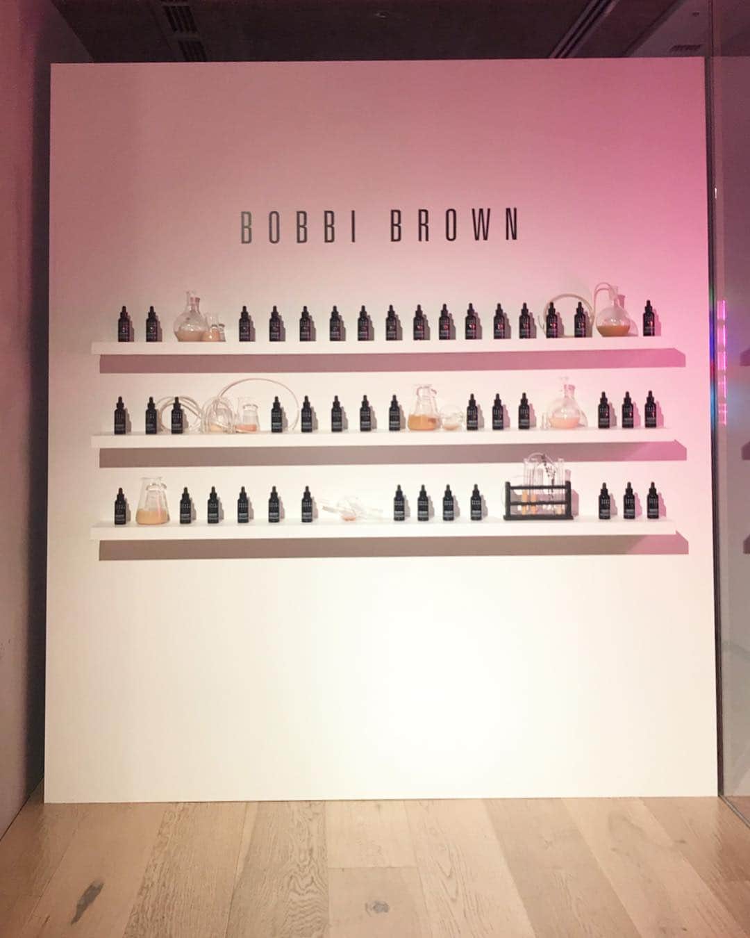 宮田綾子さんのインスタグラム写真 - (宮田綾子Instagram)「ハイヒールLOVERS Ayako⁑  BOBBI BROWN インテンシブ スキン セラム ファンデーション4周年記念パーティーにお招きいただきました🥂 @bobbibrownjapan  ショーケースにずらりと並ぶボビイブラウンのファンデーション♪コスメ好きにはたまらない〜テンション上がる⤴︎ 肌のカラーチェックもしていただいたり、可愛いデザートもあり楽しみました♪  #美容液ファンデ #ボビイブラウン #pr  #ハイヒールLOVERS #宮田綾子 #化粧品 #コスメ #ファンデーション #ベースメイク #ツヤ肌 #bobbibrown #美容好き #メイク #メイク好き #makeup #beauty #銀座 #kiraritoginza #party」3月20日 6時43分 - ayako__miyata