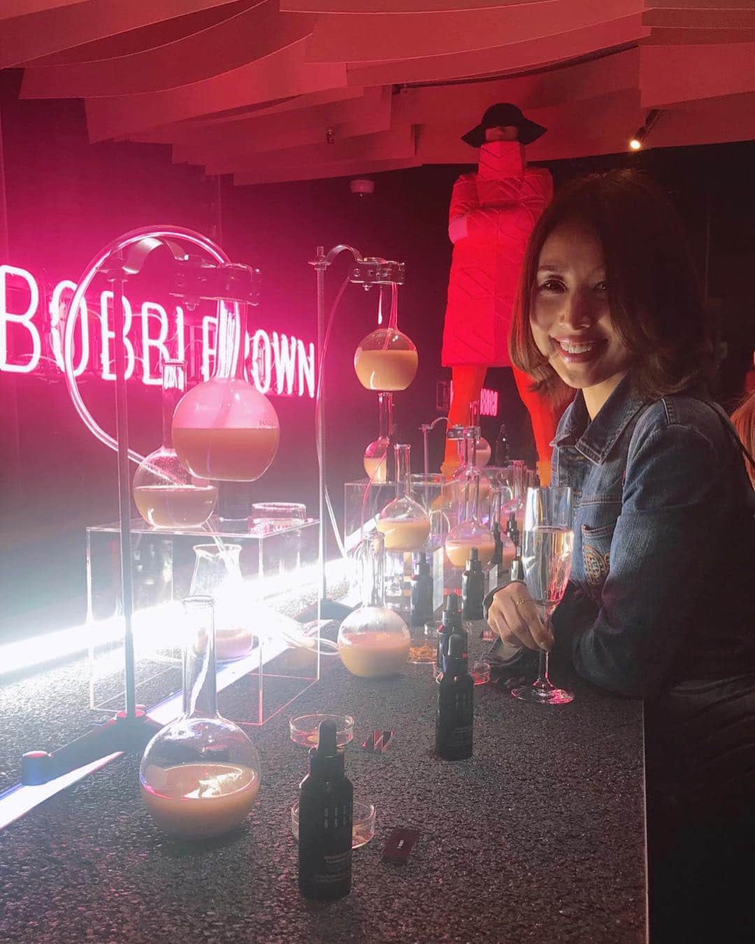 宮田綾子さんのインスタグラム写真 - (宮田綾子Instagram)「ハイヒールLOVERS Ayako⁑  BOBBI BROWN インテンシブ スキン セラム ファンデーション4周年記念パーティーにお招きいただきました🥂 @bobbibrownjapan  ショーケースにずらりと並ぶボビイブラウンのファンデーション♪コスメ好きにはたまらない〜テンション上がる⤴︎ 肌のカラーチェックもしていただいたり、可愛いデザートもあり楽しみました♪  #美容液ファンデ #ボビイブラウン #pr  #ハイヒールLOVERS #宮田綾子 #化粧品 #コスメ #ファンデーション #ベースメイク #ツヤ肌 #bobbibrown #美容好き #メイク #メイク好き #makeup #beauty #銀座 #kiraritoginza #party」3月20日 6時43分 - ayako__miyata