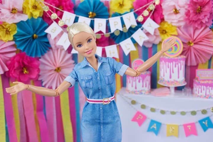 バービーさんのインスタグラム写真 - (バービーInstagram)「Birthday cake, #Fashionistas, balloons and more! Thank you to our friends, @MyFroggyStuff for throwing an amazing #Barbie60 celebration! 🎂🎈🎉」3月20日 6時50分 - barbie