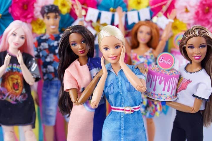 バービーさんのインスタグラム写真 - (バービーInstagram)「Birthday cake, #Fashionistas, balloons and more! Thank you to our friends, @MyFroggyStuff for throwing an amazing #Barbie60 celebration! 🎂🎈🎉」3月20日 6時50分 - barbie