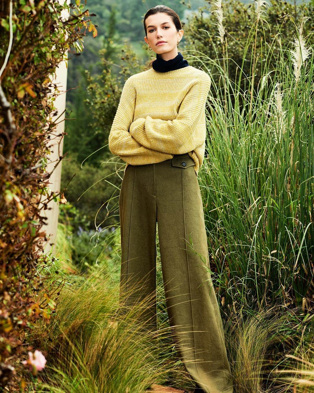 のインスタグラム：「Slouchy yet sophisticated - the Webster sweater and Barrett pant are the cool-girl’s go to #yellow #green #army #topanga #alc」