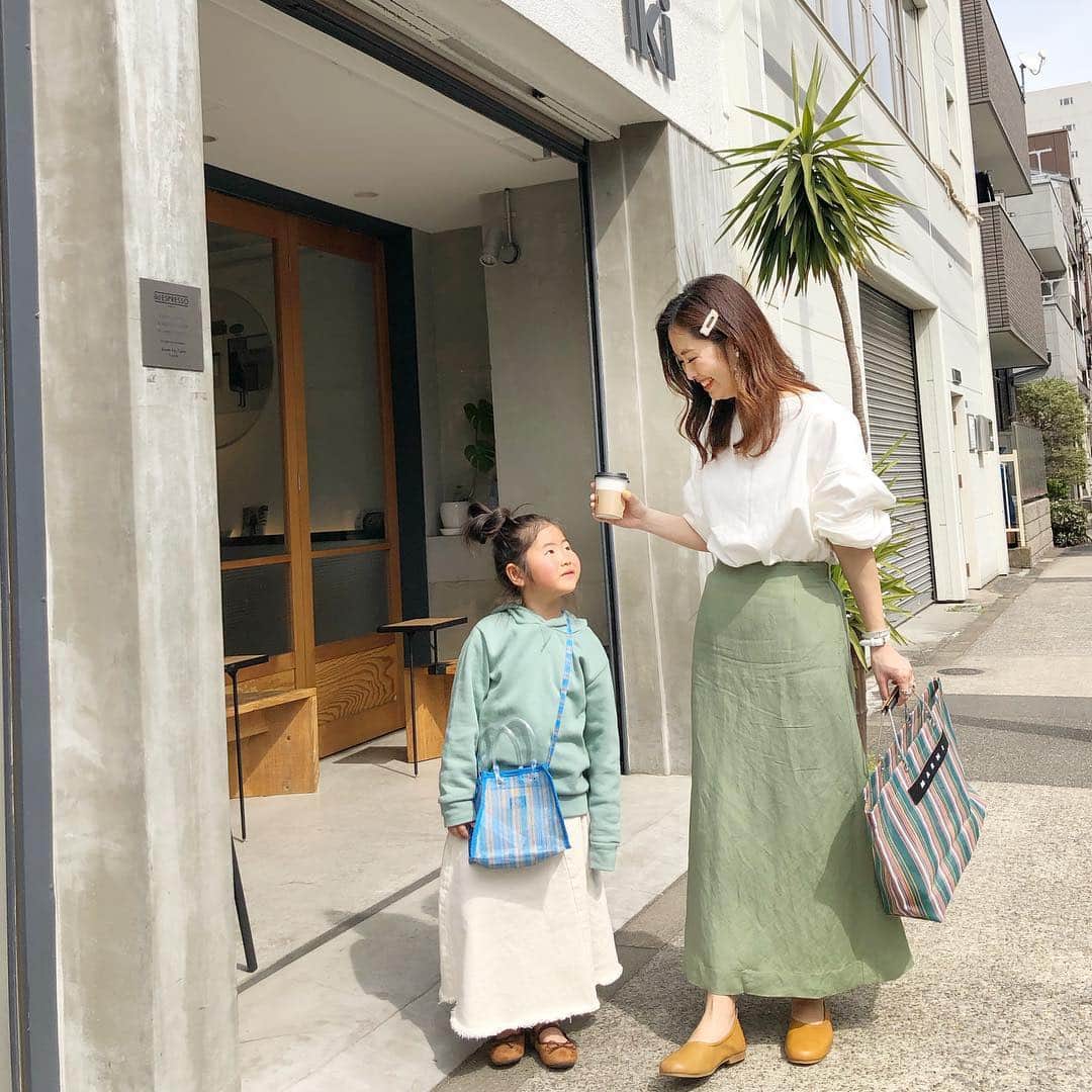 manamisotayutaさんのインスタグラム写真 - (manamisotayutaInstagram)「#親子コーデ ❤︎❤︎ 上下逆の色でリンク💚 この日は #清澄白河カフェ巡り ☕️ したよ❤︎ この辺りはブルーボトルコーヒー日本1号店があったり、カフェの宝庫☕️❤︎ 行きたかった @iki_espresso  は住宅街の中にぽつんとあるんだけど、広々してて、海外カフェみたいでゆっくりできるよ♪ 天気もよくてカフェ巡り日和♡ ＊ ＊ ＊ cordinate mama skirt @damefrank_official  #ダムフランク のスカートが届いたよ♪ 色、形、ほんと最高✨ たくさん履こう❤︎ ・ tops @reca.yahoo  #reca#recaコーデ ・ shoes @maremare37  #マーレマーレ の靴はすっごく歩きやすい♪ たくさん歩く日にもぴったり✨ ・ bag #マルニ ・ ・ kids tops @gu_global  #gu ・ skirt @ciaopanictypy  #ciaopanictypy ＊ ＊  #おやこーで#リネンスカート #双子コーデ#リンクコーデ#春コーデ #cordinate#code#春服#locari#ponte_fashion #mamagirl #オトナ女子#大人コーデ #大人女子コーデ#カフェ巡り #清澄白河カフェ #ikicafe」3月20日 6時51分 - manamisotayuta