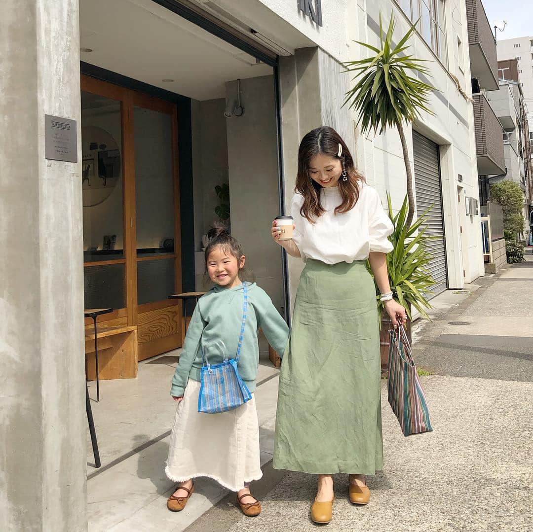 manamisotayutaさんのインスタグラム写真 - (manamisotayutaInstagram)「#親子コーデ ❤︎❤︎ 上下逆の色でリンク💚 この日は #清澄白河カフェ巡り ☕️ したよ❤︎ この辺りはブルーボトルコーヒー日本1号店があったり、カフェの宝庫☕️❤︎ 行きたかった @iki_espresso  は住宅街の中にぽつんとあるんだけど、広々してて、海外カフェみたいでゆっくりできるよ♪ 天気もよくてカフェ巡り日和♡ ＊ ＊ ＊ cordinate mama skirt @damefrank_official  #ダムフランク のスカートが届いたよ♪ 色、形、ほんと最高✨ たくさん履こう❤︎ ・ tops @reca.yahoo  #reca#recaコーデ ・ shoes @maremare37  #マーレマーレ の靴はすっごく歩きやすい♪ たくさん歩く日にもぴったり✨ ・ bag #マルニ ・ ・ kids tops @gu_global  #gu ・ skirt @ciaopanictypy  #ciaopanictypy ＊ ＊  #おやこーで#リネンスカート #双子コーデ#リンクコーデ#春コーデ #cordinate#code#春服#locari#ponte_fashion #mamagirl #オトナ女子#大人コーデ #大人女子コーデ#カフェ巡り #清澄白河カフェ #ikicafe」3月20日 6時51分 - manamisotayuta