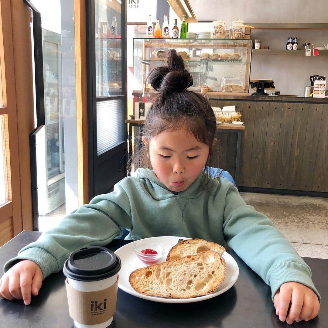 manamisotayutaさんのインスタグラム写真 - (manamisotayutaInstagram)「#親子コーデ ❤︎❤︎ 上下逆の色でリンク💚 この日は #清澄白河カフェ巡り ☕️ したよ❤︎ この辺りはブルーボトルコーヒー日本1号店があったり、カフェの宝庫☕️❤︎ 行きたかった @iki_espresso  は住宅街の中にぽつんとあるんだけど、広々してて、海外カフェみたいでゆっくりできるよ♪ 天気もよくてカフェ巡り日和♡ ＊ ＊ ＊ cordinate mama skirt @damefrank_official  #ダムフランク のスカートが届いたよ♪ 色、形、ほんと最高✨ たくさん履こう❤︎ ・ tops @reca.yahoo  #reca#recaコーデ ・ shoes @maremare37  #マーレマーレ の靴はすっごく歩きやすい♪ たくさん歩く日にもぴったり✨ ・ bag #マルニ ・ ・ kids tops @gu_global  #gu ・ skirt @ciaopanictypy  #ciaopanictypy ＊ ＊  #おやこーで#リネンスカート #双子コーデ#リンクコーデ#春コーデ #cordinate#code#春服#locari#ponte_fashion #mamagirl #オトナ女子#大人コーデ #大人女子コーデ#カフェ巡り #清澄白河カフェ #ikicafe」3月20日 6時51分 - manamisotayuta