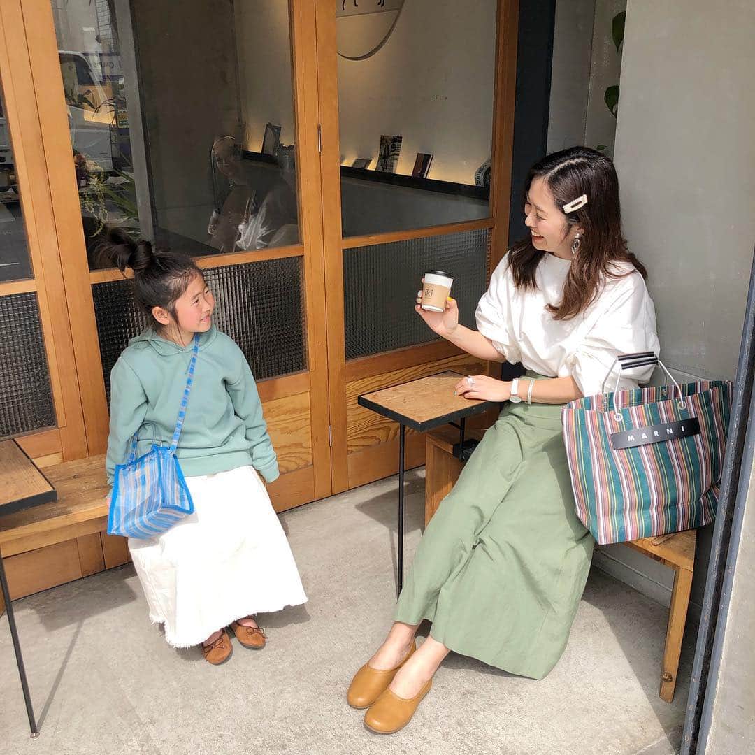 manamisotayutaさんのインスタグラム写真 - (manamisotayutaInstagram)「#親子コーデ ❤︎❤︎ 上下逆の色でリンク💚 この日は #清澄白河カフェ巡り ☕️ したよ❤︎ この辺りはブルーボトルコーヒー日本1号店があったり、カフェの宝庫☕️❤︎ 行きたかった @iki_espresso  は住宅街の中にぽつんとあるんだけど、広々してて、海外カフェみたいでゆっくりできるよ♪ 天気もよくてカフェ巡り日和♡ ＊ ＊ ＊ cordinate mama skirt @damefrank_official  #ダムフランク のスカートが届いたよ♪ 色、形、ほんと最高✨ たくさん履こう❤︎ ・ tops @reca.yahoo  #reca#recaコーデ ・ shoes @maremare37  #マーレマーレ の靴はすっごく歩きやすい♪ たくさん歩く日にもぴったり✨ ・ bag #マルニ ・ ・ kids tops @gu_global  #gu ・ skirt @ciaopanictypy  #ciaopanictypy ＊ ＊  #おやこーで#リネンスカート #双子コーデ#リンクコーデ#春コーデ #cordinate#code#春服#locari#ponte_fashion #mamagirl #オトナ女子#大人コーデ #大人女子コーデ#カフェ巡り #清澄白河カフェ #ikicafe」3月20日 6時51分 - manamisotayuta