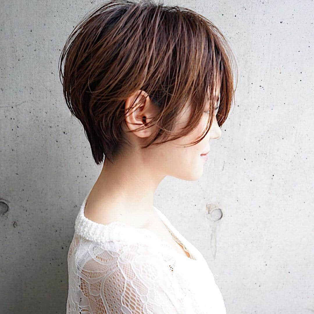 本田重人さんのインスタグラム写真 - (本田重人Instagram)「ショート・ボブのヘアカタ。 シンプルなスタイルはフォルムが大事！乾かすだけで簡単にきまります^ ^【ショートスタイルの拘りポイント】 ... . ✔︎前髪とサイドの毛束による小顔効果 ✔︎首が細く見える襟足のカット ✔︎乾かすだけでまとまる量感調節 ✔︎大人っぽく上品な質感と可愛いシルエット ✔︎透明感あるカラーリング ✔︎くせ毛の味方、ナチュラルストレートパーマ  1人1人に似合ったヘアスタイルをご提案しています！ 是非maltu本田にお任せ下さい^ ^ . ... 【maltuご新規様クーポン】... カット¥5500 カット＋カラー¥9750 カット＋カラー＋ポイントハイライト¥13500 カット＋パーマ¥9750 カット＋デジタルパーマ¥13000 カット＋ストレートパーマ¥16000 （その他詳しくはプロフのリンク先でご確認を） .  ご予約はプロフィールURLから24時間承っております☞@shigeto_honda 些細な事でも気になることがありましたらお気軽にコメント、DMください！ ... 【アクセス】... 東京都中央区銀座1-3-3 銀座G1ビル 8F ✔︎銀座一丁目駅 3番出口 徒歩1分 ✔︎銀座駅 B4出口 徒歩5分 ✔︎有楽町駅 京橋口 徒歩3分 ✔︎東京駅 八重洲口 徒歩5分 ✔︎京橋駅 3番出口 徒歩4分 .  髪質によっては【パーマ】や【ストレートパーマ】をする事でさらに理想の髪型に😊 薬剤知識や扱いにはとても自信がありますのでカラー、パーマ、ストレートともに最小限のダメージで可愛く仕上げさせていただいてます。 今まで思う通りの仕上がりにならなかった方は是非お任せください。 .  全席IpadとWi-Fi完備なので自分だけのゆったりした時間をお過ごし頂けます。大きなサロンや会話が苦手な方も沢山お越し頂いています！僕も喋りが上手ではないですが、技術には自信がありますので宜しくお願いします^ ^ フルフラットのシャンプー台、Aujujトリートメントも大好評です💯  #ショート #ショートボブ #マッシュショート #ハンサムショート #ボブ #切りっぱなしボブ #きりっぱなしボブ #耳掛けショート #耳掛けボブ #ショートヘア #ショートヘアー #ボブヘア #ボブヘアー #ショート女子 #ボブ女子  #ストレートパーマ #縮毛矯正  #ショートボブの匠 #ボブの匠 #ショートヘアカタログ #本田重人#前髪カット#ショートヘアカタログ#大人ショート#大人ボブ」3月20日 6時55分 - shigeto_honda