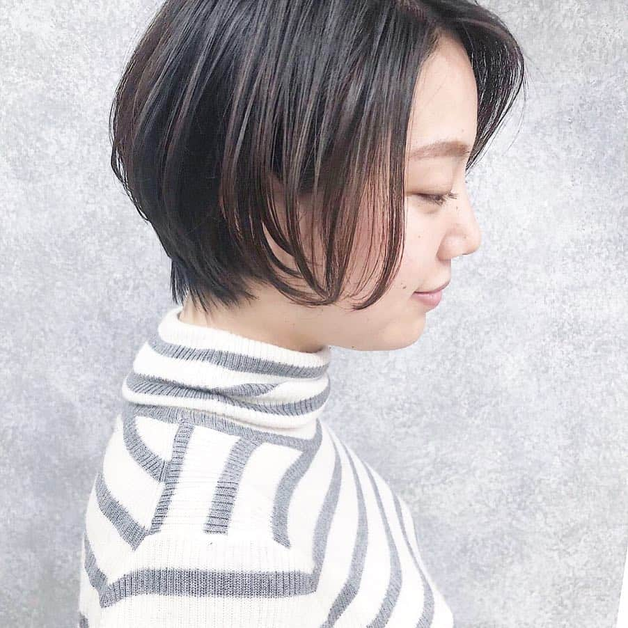 本田重人さんのインスタグラム写真 - (本田重人Instagram)「ショート・ボブのヘアカタ。 シンプルなスタイルはフォルムが大事！乾かすだけで簡単にきまります^ ^【ショートスタイルの拘りポイント】 ... . ✔︎前髪とサイドの毛束による小顔効果 ✔︎首が細く見える襟足のカット ✔︎乾かすだけでまとまる量感調節 ✔︎大人っぽく上品な質感と可愛いシルエット ✔︎透明感あるカラーリング ✔︎くせ毛の味方、ナチュラルストレートパーマ  1人1人に似合ったヘアスタイルをご提案しています！ 是非maltu本田にお任せ下さい^ ^ . ... 【maltuご新規様クーポン】... カット¥5500 カット＋カラー¥9750 カット＋カラー＋ポイントハイライト¥13500 カット＋パーマ¥9750 カット＋デジタルパーマ¥13000 カット＋ストレートパーマ¥16000 （その他詳しくはプロフのリンク先でご確認を） .  ご予約はプロフィールURLから24時間承っております☞@shigeto_honda 些細な事でも気になることがありましたらお気軽にコメント、DMください！ ... 【アクセス】... 東京都中央区銀座1-3-3 銀座G1ビル 8F ✔︎銀座一丁目駅 3番出口 徒歩1分 ✔︎銀座駅 B4出口 徒歩5分 ✔︎有楽町駅 京橋口 徒歩3分 ✔︎東京駅 八重洲口 徒歩5分 ✔︎京橋駅 3番出口 徒歩4分 .  髪質によっては【パーマ】や【ストレートパーマ】をする事でさらに理想の髪型に😊 薬剤知識や扱いにはとても自信がありますのでカラー、パーマ、ストレートともに最小限のダメージで可愛く仕上げさせていただいてます。 今まで思う通りの仕上がりにならなかった方は是非お任せください。 .  全席IpadとWi-Fi完備なので自分だけのゆったりした時間をお過ごし頂けます。大きなサロンや会話が苦手な方も沢山お越し頂いています！僕も喋りが上手ではないですが、技術には自信がありますので宜しくお願いします^ ^ フルフラットのシャンプー台、Aujujトリートメントも大好評です💯  #ショート #ショートボブ #マッシュショート #ハンサムショート #ボブ #切りっぱなしボブ #きりっぱなしボブ #耳掛けショート #耳掛けボブ #ショートヘア #ショートヘアー #ボブヘア #ボブヘアー #ショート女子 #ボブ女子  #ストレートパーマ #縮毛矯正  #ショートボブの匠 #ボブの匠 #ショートヘアカタログ #本田重人#前髪カット#ショートヘアカタログ#大人ショート#大人ボブ」3月20日 6時55分 - shigeto_honda