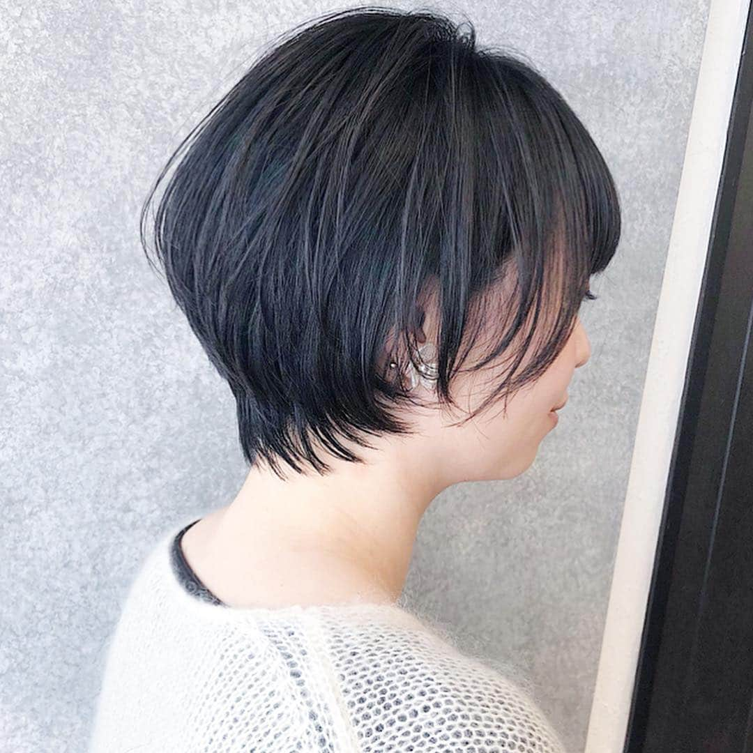 本田重人さんのインスタグラム写真 - (本田重人Instagram)「ショート・ボブのヘアカタ。 シンプルなスタイルはフォルムが大事！乾かすだけで簡単にきまります^ ^【ショートスタイルの拘りポイント】 ... . ✔︎前髪とサイドの毛束による小顔効果 ✔︎首が細く見える襟足のカット ✔︎乾かすだけでまとまる量感調節 ✔︎大人っぽく上品な質感と可愛いシルエット ✔︎透明感あるカラーリング ✔︎くせ毛の味方、ナチュラルストレートパーマ  1人1人に似合ったヘアスタイルをご提案しています！ 是非maltu本田にお任せ下さい^ ^ . ... 【maltuご新規様クーポン】... カット¥5500 カット＋カラー¥9750 カット＋カラー＋ポイントハイライト¥13500 カット＋パーマ¥9750 カット＋デジタルパーマ¥13000 カット＋ストレートパーマ¥16000 （その他詳しくはプロフのリンク先でご確認を） .  ご予約はプロフィールURLから24時間承っております☞@shigeto_honda 些細な事でも気になることがありましたらお気軽にコメント、DMください！ ... 【アクセス】... 東京都中央区銀座1-3-3 銀座G1ビル 8F ✔︎銀座一丁目駅 3番出口 徒歩1分 ✔︎銀座駅 B4出口 徒歩5分 ✔︎有楽町駅 京橋口 徒歩3分 ✔︎東京駅 八重洲口 徒歩5分 ✔︎京橋駅 3番出口 徒歩4分 .  髪質によっては【パーマ】や【ストレートパーマ】をする事でさらに理想の髪型に😊 薬剤知識や扱いにはとても自信がありますのでカラー、パーマ、ストレートともに最小限のダメージで可愛く仕上げさせていただいてます。 今まで思う通りの仕上がりにならなかった方は是非お任せください。 .  全席IpadとWi-Fi完備なので自分だけのゆったりした時間をお過ごし頂けます。大きなサロンや会話が苦手な方も沢山お越し頂いています！僕も喋りが上手ではないですが、技術には自信がありますので宜しくお願いします^ ^ フルフラットのシャンプー台、Aujujトリートメントも大好評です💯  #ショート #ショートボブ #マッシュショート #ハンサムショート #ボブ #切りっぱなしボブ #きりっぱなしボブ #耳掛けショート #耳掛けボブ #ショートヘア #ショートヘアー #ボブヘア #ボブヘアー #ショート女子 #ボブ女子  #ストレートパーマ #縮毛矯正  #ショートボブの匠 #ボブの匠 #ショートヘアカタログ #本田重人#前髪カット#ショートヘアカタログ#大人ショート#大人ボブ」3月20日 6時55分 - shigeto_honda