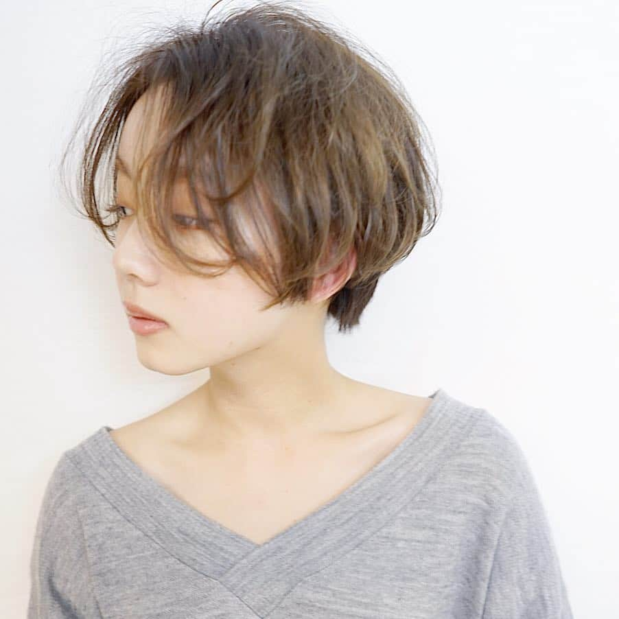 本田重人さんのインスタグラム写真 - (本田重人Instagram)「ショート・ボブのヘアカタ。 シンプルなスタイルはフォルムが大事！乾かすだけで簡単にきまります^ ^【ショートスタイルの拘りポイント】 ... . ✔︎前髪とサイドの毛束による小顔効果 ✔︎首が細く見える襟足のカット ✔︎乾かすだけでまとまる量感調節 ✔︎大人っぽく上品な質感と可愛いシルエット ✔︎透明感あるカラーリング ✔︎くせ毛の味方、ナチュラルストレートパーマ  1人1人に似合ったヘアスタイルをご提案しています！ 是非maltu本田にお任せ下さい^ ^ . ... 【maltuご新規様クーポン】... カット¥5500 カット＋カラー¥9750 カット＋カラー＋ポイントハイライト¥13500 カット＋パーマ¥9750 カット＋デジタルパーマ¥13000 カット＋ストレートパーマ¥16000 （その他詳しくはプロフのリンク先でご確認を） .  ご予約はプロフィールURLから24時間承っております☞@shigeto_honda 些細な事でも気になることがありましたらお気軽にコメント、DMください！ ... 【アクセス】... 東京都中央区銀座1-3-3 銀座G1ビル 8F ✔︎銀座一丁目駅 3番出口 徒歩1分 ✔︎銀座駅 B4出口 徒歩5分 ✔︎有楽町駅 京橋口 徒歩3分 ✔︎東京駅 八重洲口 徒歩5分 ✔︎京橋駅 3番出口 徒歩4分 .  髪質によっては【パーマ】や【ストレートパーマ】をする事でさらに理想の髪型に😊 薬剤知識や扱いにはとても自信がありますのでカラー、パーマ、ストレートともに最小限のダメージで可愛く仕上げさせていただいてます。 今まで思う通りの仕上がりにならなかった方は是非お任せください。 .  全席IpadとWi-Fi完備なので自分だけのゆったりした時間をお過ごし頂けます。大きなサロンや会話が苦手な方も沢山お越し頂いています！僕も喋りが上手ではないですが、技術には自信がありますので宜しくお願いします^ ^ フルフラットのシャンプー台、Aujujトリートメントも大好評です💯  #ショート #ショートボブ #マッシュショート #ハンサムショート #ボブ #切りっぱなしボブ #きりっぱなしボブ #耳掛けショート #耳掛けボブ #ショートヘア #ショートヘアー #ボブヘア #ボブヘアー #ショート女子 #ボブ女子  #ストレートパーマ #縮毛矯正  #ショートボブの匠 #ボブの匠 #ショートヘアカタログ #本田重人#前髪カット#ショートヘアカタログ#大人ショート#大人ボブ」3月20日 6時55分 - shigeto_honda