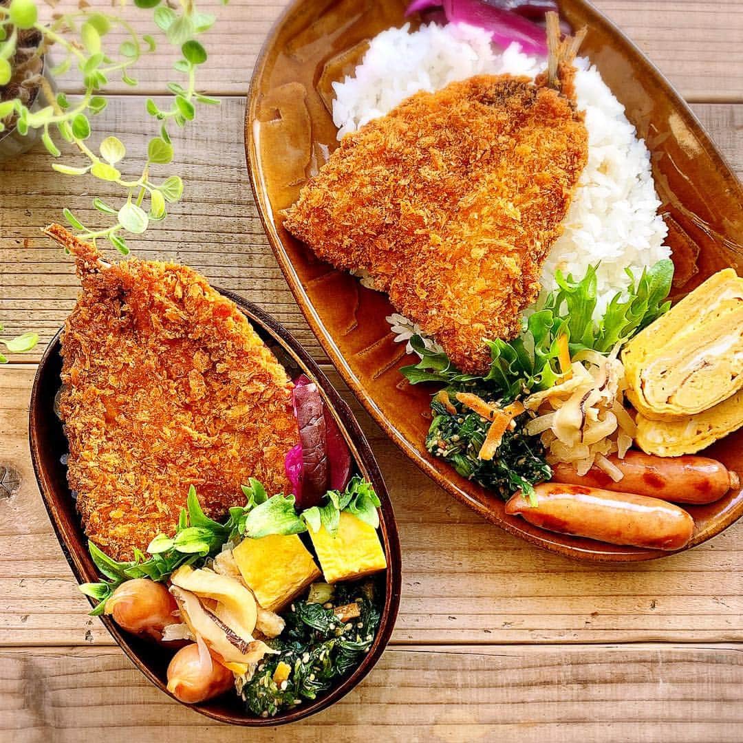 aya*** さんのインスタグラム写真 - (aya*** Instagram)「* 2019.3.20 Wednesday * おはようございます☀ * 今日のお弁当🍱 ○アジフライ ○卵焼き ○大根と油揚げの炊いたん ○菜の花の胡麻和え ○ソーセージ ○ごはん * * 恐ろしかった飛行機も無事にクリアして 昨日、 東京から帰ってきました。 息子は何度か東京に行っとるので 電車の乗り換えもお手の物。 羽田空港に着いて 電車を乗り継ぎ乗り継ぎしながら 迷子にならんように長男のあとを必死でついていき（笑）、途中で 入社の 内定が決まってから 長男が何かとお世話になっとる教育担当の方にお会いできて 少しの時間やったけど お話をさせていただけて  ちょっとホッとしたりして。 それからもテクテク移動は続き、マンションにたどり着いた時には 歩き疲れて足がパンパン💦 普段は車で移動する生活なんで かなりの運動不足やなと 感じた初日でした。 * そんなこんなでバタバタっと段ボールの山積み状態の部屋を 片付けて ちょいちょいアクシデントもありながら 役所やら 警察署やら住所変更をしにテクテク歩き廻って やること テンコ盛りやったけど 、頑張った自分へのご褒美に  行ってみたかった合羽橋でのお買い物は楽しすぎた⤴︎ * あっという間の４日間。 本人は 東京に知り合いも多いし 地元の友達も何人か上京したのもあって 何の心配もないようで 心配なんは私だけ。 帰りの羽田空港で泣きじゃくる私と 大丈夫やけん！と言う 笑顔の息子。 子どもってホントたくましい。 やっぱり笑顔で送り出すことは出来んかったけど、 今もこれからも辛くてたまらんけど、 ひとまず長男を巣立たせることができた今、 ホッとしとります。 が、昨日の夜は アレはどーするん？コレはどーしたらええんぞ？と延々とLINEが続いて ひと通りのことは教えたはずやのに 空返事しただけで全く頭に入ってなかったとゆう長男アルアル💦 心配は尽きんけど なんとかなる、、と思いたい😅 * いつまでもメソメソしとれん おかぁも頑張るけん息子もがんばれ 今日からは満面の笑みで私の帰りを迎えてくれた次男の自炊支度を頑張ろう⤴︎ * 遅ればせながら今週もよろしくお願いします🙇‍♀️ * * #食卓に春を迎えよう  #クッキングラム#マカロニメイト#おうちごはんlover#お弁当 #お昼ごはん #ランチ#昼食#常備菜#作り置き#おべんとう#弁当#日々#日々の暮らし#わっぱ#暮らし#料理#おうちごはん #お米大好き #象印#お弁当コンテスト#わっぱ #igersjp#locari#bento#lunchbox#japanesefood#aya_ayaOben」3月20日 6時56分 - aya_aya1128