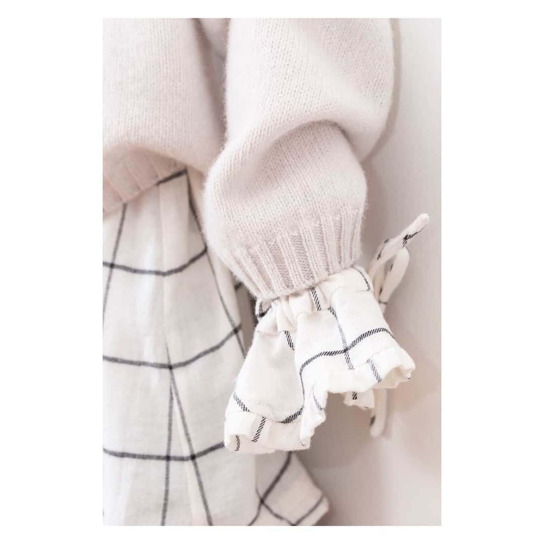キャベジズ&ローゼズのインスタグラム：「Take a closer look at the Blondie Blouse 😍 Her delicious cuffs ruffle in the most delightful way when drawn tightly and she is equally as charming worn casually with the sleeves rolled up #springoutfit #springarrivals #japanesecotton #layersonlayers #bows #brushedcotton #madeinengland #japanesefabric #cabbagesandroses #cabbagesandrosesfashion @christina_strutt @cabbagesandroses_shop 👆Link In Bio👆」