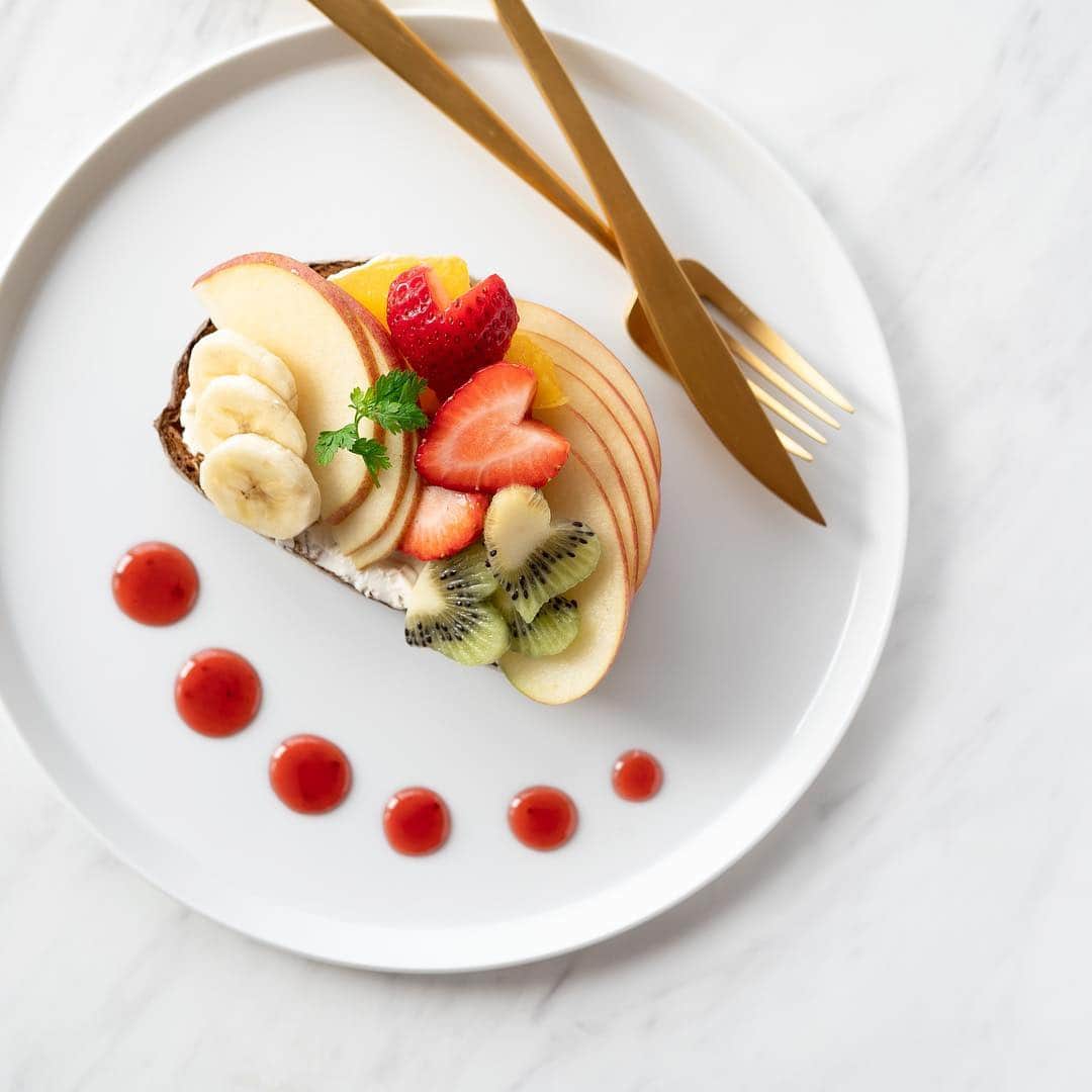 のインスタグラム：「* 2019.3.20 🍓🥝🍎🍌🍊 マスカルポーネと色々フルーツで オープンサンド。 . いちごとキウイはハートにして プレートはろみさんのコンフィチュールで 少しおめかし。 . . 明日はお休みだからなんか嬉しい♫ . . .」