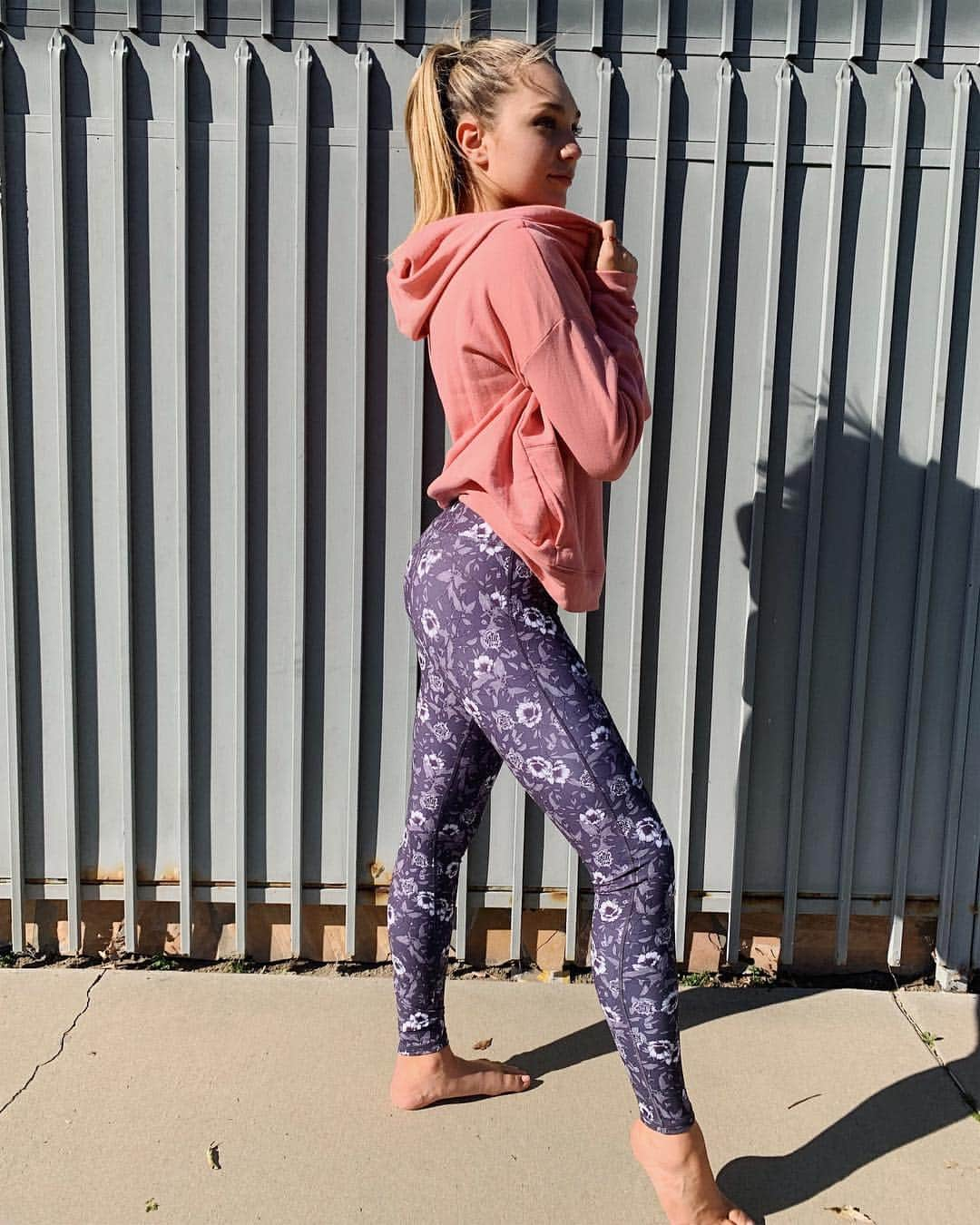 マディー・ジーグラーさんのインスタグラム写真 - (マディー・ジーグラーInstagram)「spring is almost here and these leggings from @fabletics are everything i need for the new season. #FableticsAmbassador #sponsored」3月20日 7時08分 - maddieziegler