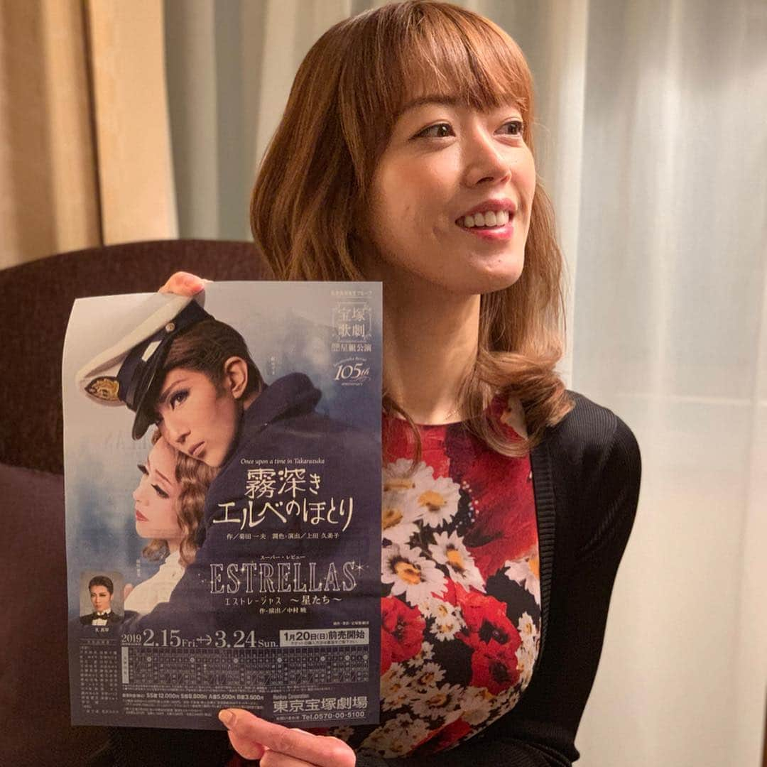 大和悠河さんのインスタグラム写真 - (大和悠河Instagram)「宝塚歌劇東京星組公演 「霧深きエルベのほとり」 「ESTRELLAS」を観劇しました。  お芝居は 主題歌はよくみなさん歌われるので知っていたけれどストーリーは知らなかったので新鮮でした。  紅さん の イケメンの寅さんな人情味溢れるお芝居でラストまで一気にみれました。 ショーは好きな曲が多くて楽しかった😊  同じ公演を、#涼紫央 ちゃんもご観劇。久しぶりに会ったー😄なぜか一緒に出演していた博多座公演ばなしで盛り上がった😁ははは😁  この公演、宙組時代のかわいい下級生、七海ひろきちゃんの卒業公演！  私の 宝塚 さよなら公演、「薔薇に降る雨」で彼女は新人公演主演を務めました。  あどけなさが残りながらも大人の男の役を一生懸命演じていたのを思い出します。 久しぶりに観たカイちゃんは立派な正統派な男役に成長していました。 彼女が歌い踊る姿をみていたら目頭が熱くなりました。 周りの星組生たち、そしてスタッフさん、お客様の暖かい愛を全身で感じ輝いているカイちゃんの姿は眩しかった✨✨✨感動しました。 千秋楽まであと4日。 思いっきり男役を！ 宝塚を！楽しんでほしいです。 . . . . #星組  #星組公演 #東京宝塚劇場 #紅ゆずる #礼真琴 #七海ひろき #綺咲愛里  #霧深きエルベのほとり  #大和悠河 #yugayamato #やまとゆうが  #悠河  #ESTRELLAS #薔薇に降る雨 #新人公演  上田久美子 🍋🍋🍋🍋🍋🍋🍋🍋🍋🍋🍋🍋 《大和悠河スプリングトークショー》 . ●日時  3月21日 (木･祝)　13:00～／15:00～ ●場所  玉川高島屋本館1F グランパティオ ●入場無料  宝塚「宙組」のトップスターから女優へ。 宝塚時代のエピソードや、現在のライフスタイルやファッション、メイク術まで、盛りだくさんのトークを聞きに是非！いらしてください。」3月20日 7時10分 - yugayamato