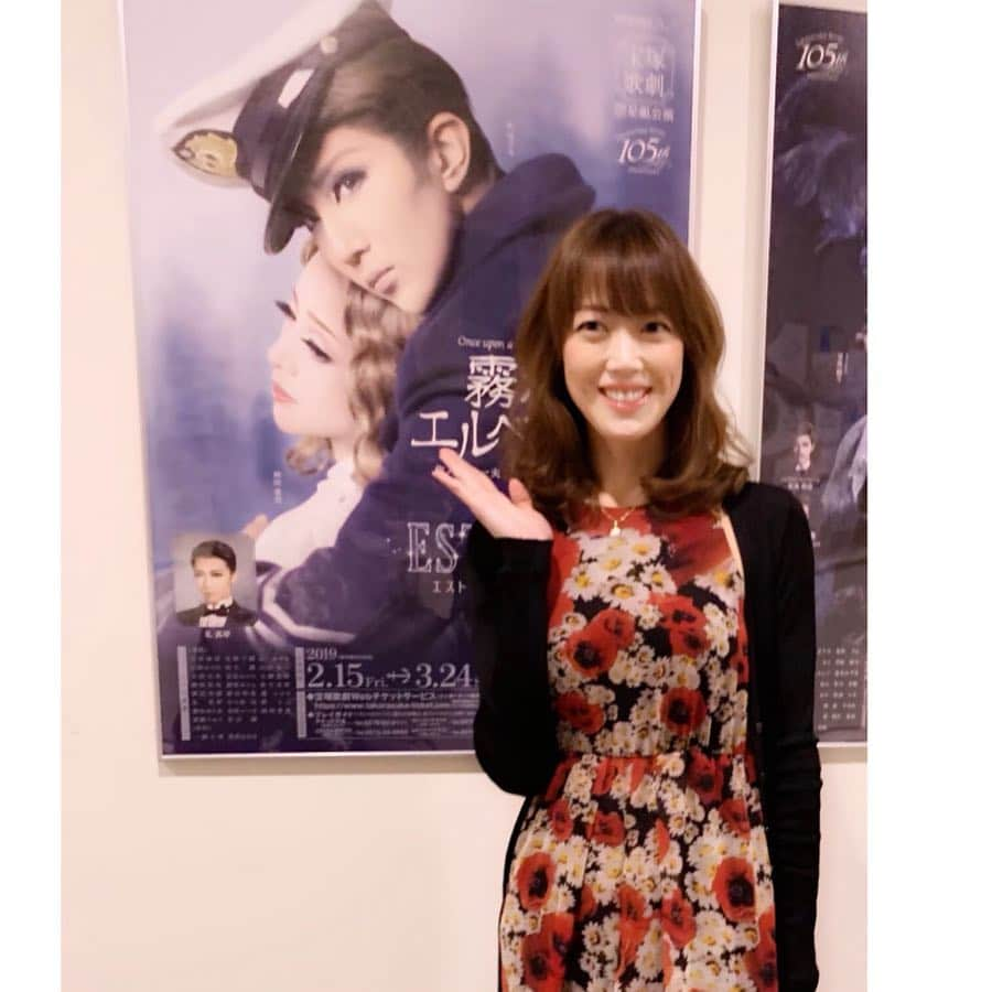 大和悠河さんのインスタグラム写真 - (大和悠河Instagram)「宝塚歌劇東京星組公演 「霧深きエルベのほとり」 「ESTRELLAS」を観劇しました。  お芝居は 主題歌はよくみなさん歌われるので知っていたけれどストーリーは知らなかったので新鮮でした。  紅さん の イケメンの寅さんな人情味溢れるお芝居でラストまで一気にみれました。 ショーは好きな曲が多くて楽しかった😊  同じ公演を、#涼紫央 ちゃんもご観劇。久しぶりに会ったー😄なぜか一緒に出演していた博多座公演ばなしで盛り上がった😁ははは😁  この公演、宙組時代のかわいい下級生、七海ひろきちゃんの卒業公演！  私の 宝塚 さよなら公演、「薔薇に降る雨」で彼女は新人公演主演を務めました。  あどけなさが残りながらも大人の男の役を一生懸命演じていたのを思い出します。 久しぶりに観たカイちゃんは立派な正統派な男役に成長していました。 彼女が歌い踊る姿をみていたら目頭が熱くなりました。 周りの星組生たち、そしてスタッフさん、お客様の暖かい愛を全身で感じ輝いているカイちゃんの姿は眩しかった✨✨✨感動しました。 千秋楽まであと4日。 思いっきり男役を！ 宝塚を！楽しんでほしいです。 . . . . #星組  #星組公演 #東京宝塚劇場 #紅ゆずる #礼真琴 #七海ひろき #綺咲愛里  #霧深きエルベのほとり  #大和悠河 #yugayamato #やまとゆうが  #悠河  #ESTRELLAS #薔薇に降る雨 #新人公演  上田久美子 🍋🍋🍋🍋🍋🍋🍋🍋🍋🍋🍋🍋 《大和悠河スプリングトークショー》 . ●日時  3月21日 (木･祝)　13:00～／15:00～ ●場所  玉川高島屋本館1F グランパティオ ●入場無料  宝塚「宙組」のトップスターから女優へ。 宝塚時代のエピソードや、現在のライフスタイルやファッション、メイク術まで、盛りだくさんのトークを聞きに是非！いらしてください。」3月20日 7時10分 - yugayamato