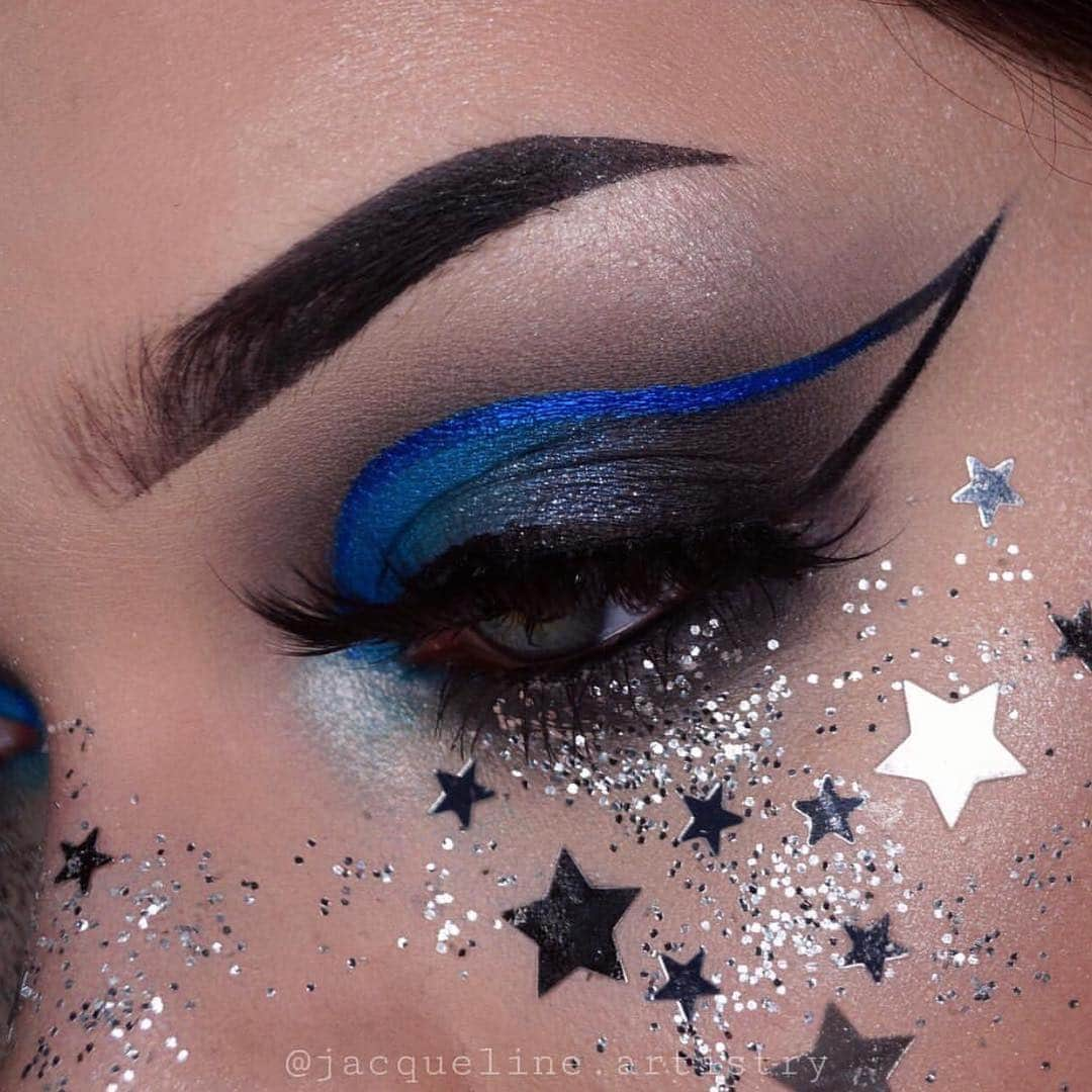 Jeffree Star Cosmeticsさんのインスタグラム写真 - (Jeffree Star CosmeticsInstagram)「GALAXY DUST ✨🌌 This #galactic beat is chilling ❄️❄️ @jacqueline.artistry used #SkinFrost shade ‘Ice Cold’ 🥶🥶 #jeffreestarcosmetics #bluebloodpalette」3月20日 7時17分 - jeffreestarcosmetics