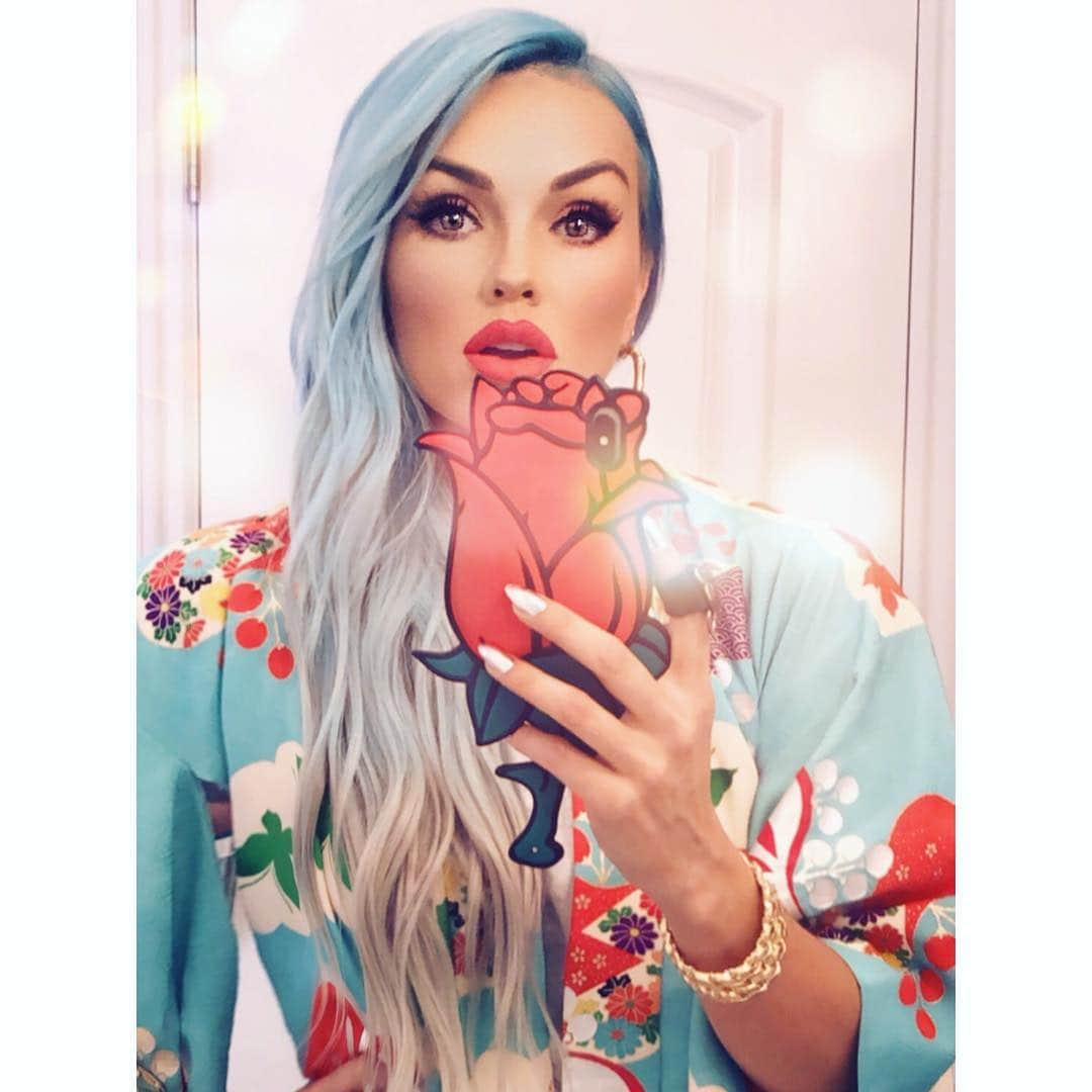 カンディー・ジョンソンさんのインスタグラム写真 - (カンディー・ジョンソンInstagram)「Had the plain blonde for almost 1 whole year...🙈i get bored easily😜...time for Sky Blue Icee Mode💙 #blondehair #to #bluehair #ombre #haircolor」3月20日 7時18分 - kandeejohnson