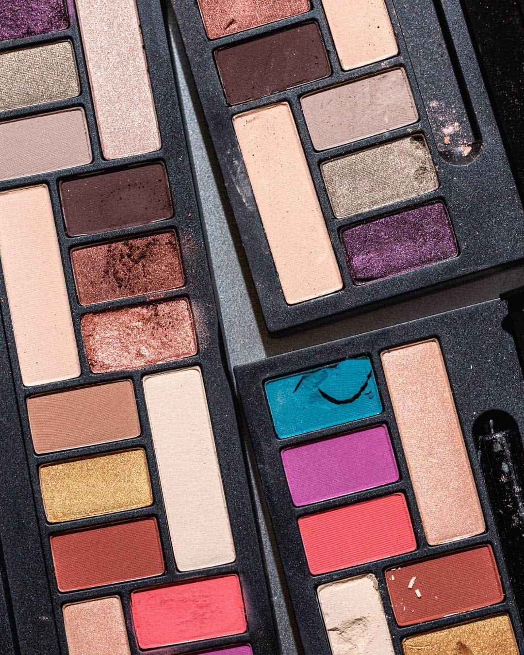 Smashboxのインスタグラム：「Stacks on stacks of our L.A. Cover Shot Eye Palette.  9 mattes, 7 shimmers + a full-size eyeliner. ⠀⠀⠀⠀⠀⠀⠀⠀⠀ Who wants in? 🙋‍♀️ #LALooksGoodOnYou #CrueltyFree」