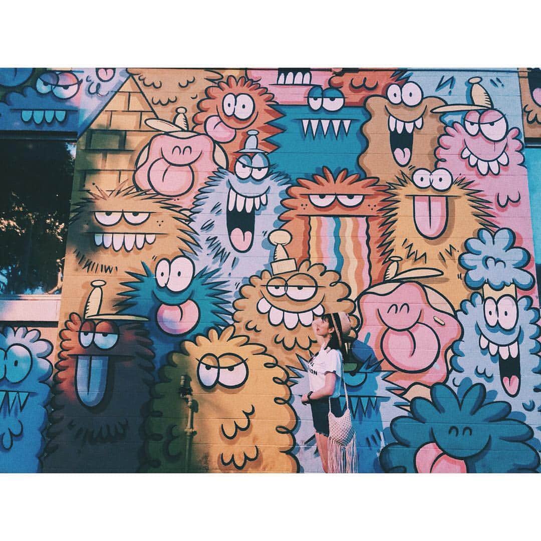 のインスタグラム：「- - cutie monsters👻💚🧡💜 - #0319 #ハワイ #カカアコ地区 #ウォールアート #インスタ映え #hawaii #wallart #cute #monster #laugh #me #kicode #outfit #instagood  #like4likes  #followme」