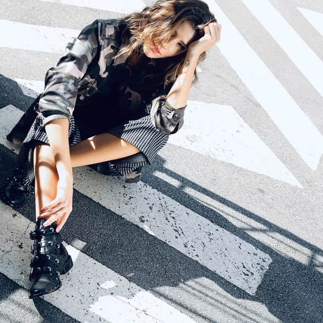 Schutzのインスタグラム：「Studs and croco leather. @jumesquitab  #schutzfall」