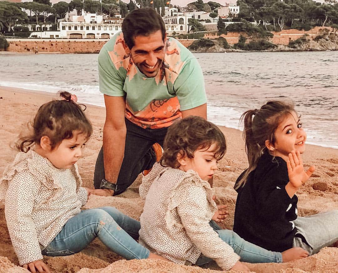 ゴルカ・イライソス・モレノのインスタグラム：「Ser Padre! Aquello que cambia tu escala de prioridades en la vida. Que te enseña cuál es el amor verdadero. Aquello que ofrece días soleados y llenos de felicidad o es capaz de sumirte en una tormenta de chillos y llantos infinitos.  Aquello que te da fuerzas para luchar contra viento y marea... Aquello que convierte un segundo de una sonrisa en la mejor terapia para esos días aciagos . Esa decisión que sin tú saberlo, abre tu mente y te hace comprender decisiones y momentos vividos como hijo. Felicidades a todos los padres que cada  día intentan aprender, para poder ofrecer lo mejor que tienen dentro ❤️. #lamejordecisiondemivida #diadelpadre #19demarzo #momentosunicos #momentosvividos #vidaenfamilia #lovecarmen」