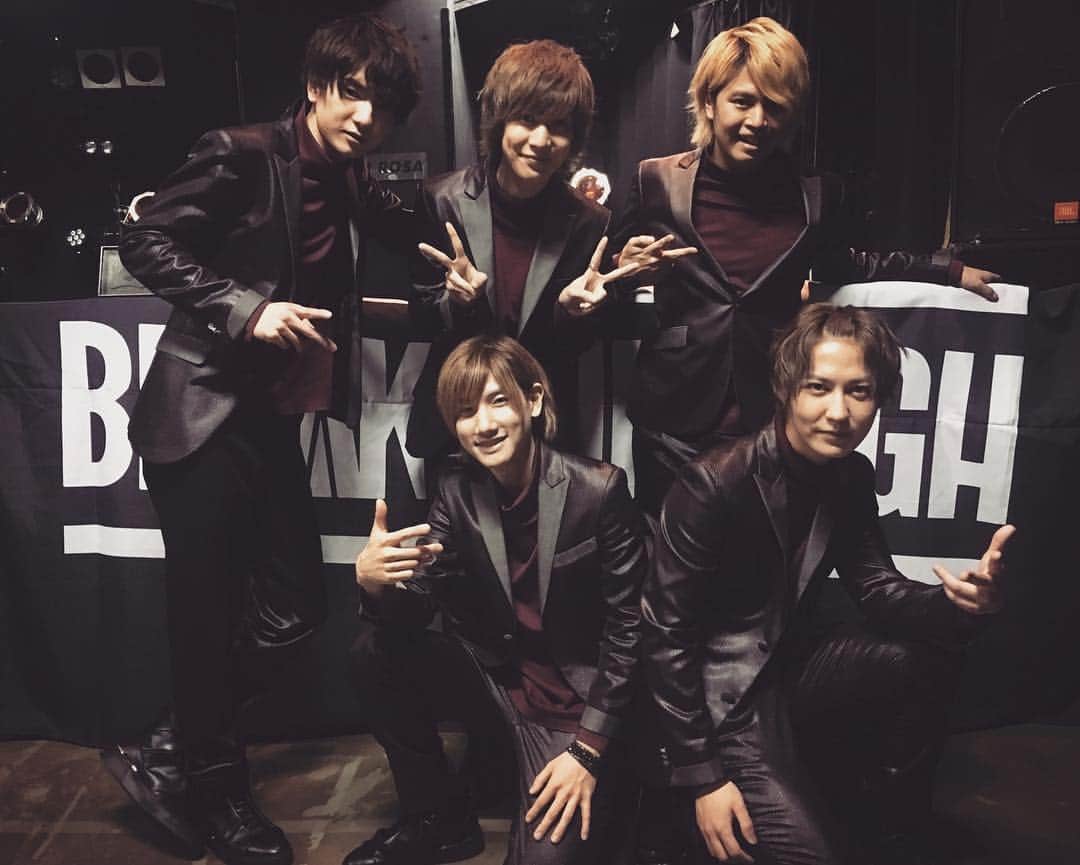 のインスタグラム：「3/19 FEARLESS presents FIRE Vol.4 に BREAK THROUGHが出演させて頂きました。 共演者、スタッフの皆様、お越し下さいましたファンの皆様 誠にありがとうございました🔥🔥🔥 . SETLIST OVERTURE No... MONEY on the GAME MC Flash back Beautiful . #BREAKTHROUGH #ブレイクスルー #鯨井俊介 #鐘井佑斗 #吉田涼也 #伊藤純平 #新澤典将 #🔥 #FIRE #FEARLESS #WINWIN #LIBREFUNTOS #CIYST #MFboyz #sheep #池袋liveinnrosa」